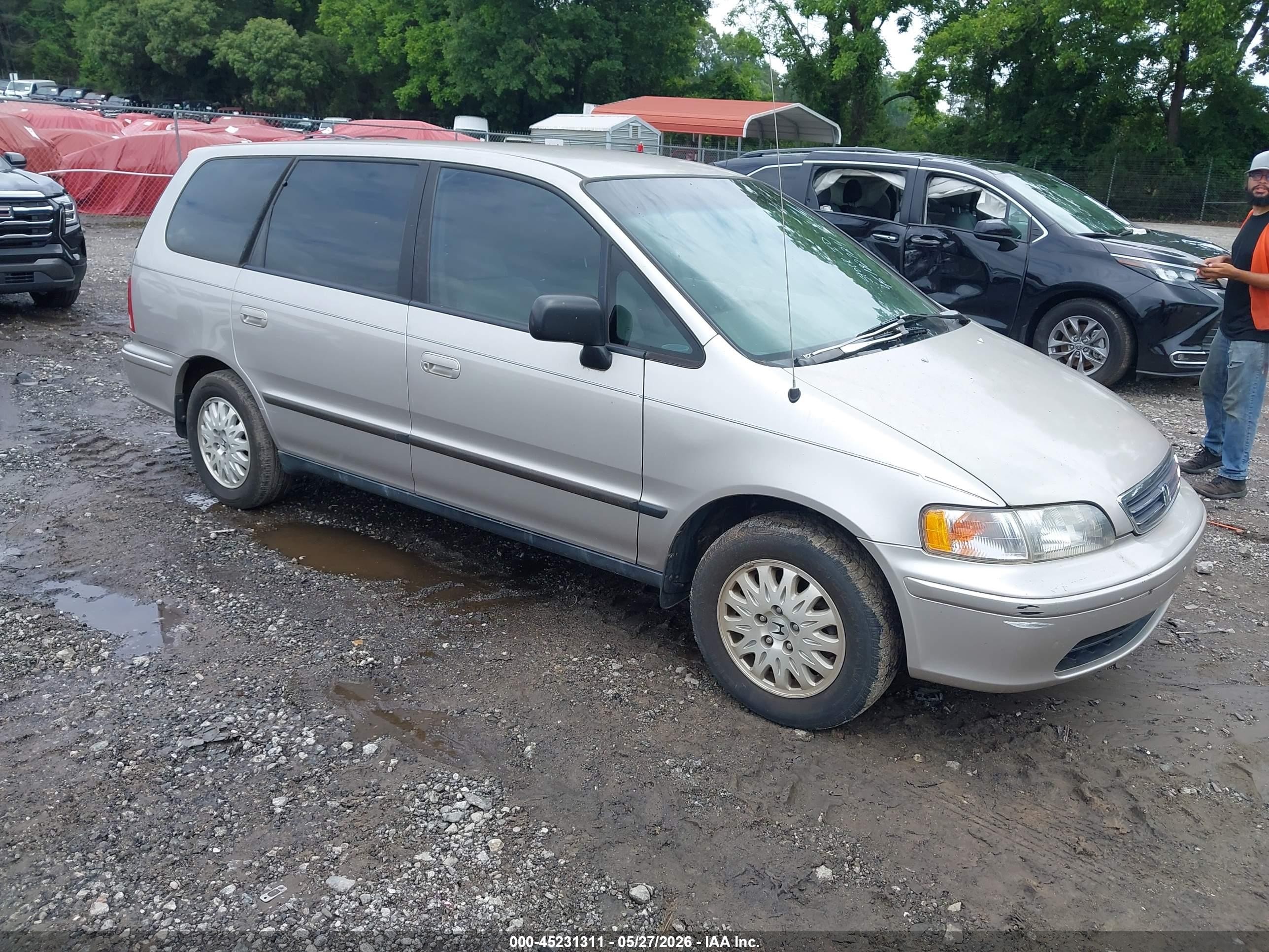 1998 Honda Odyssey LX, VIN JHMRA3843WC000772 — Rear end