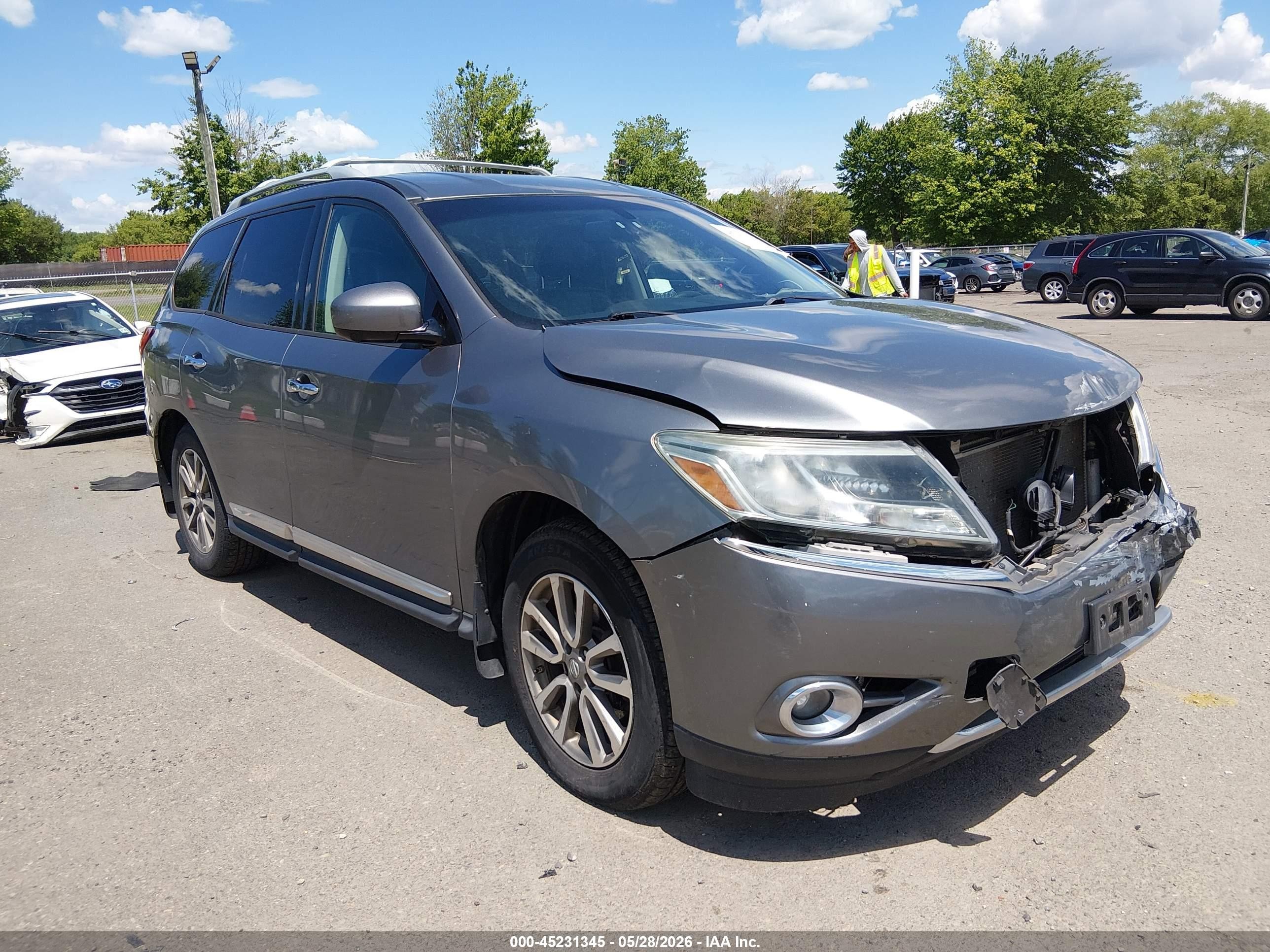 2015 Nissan Pathfinder SV, VIN 5N1AR2MM3FC663312 — Front end