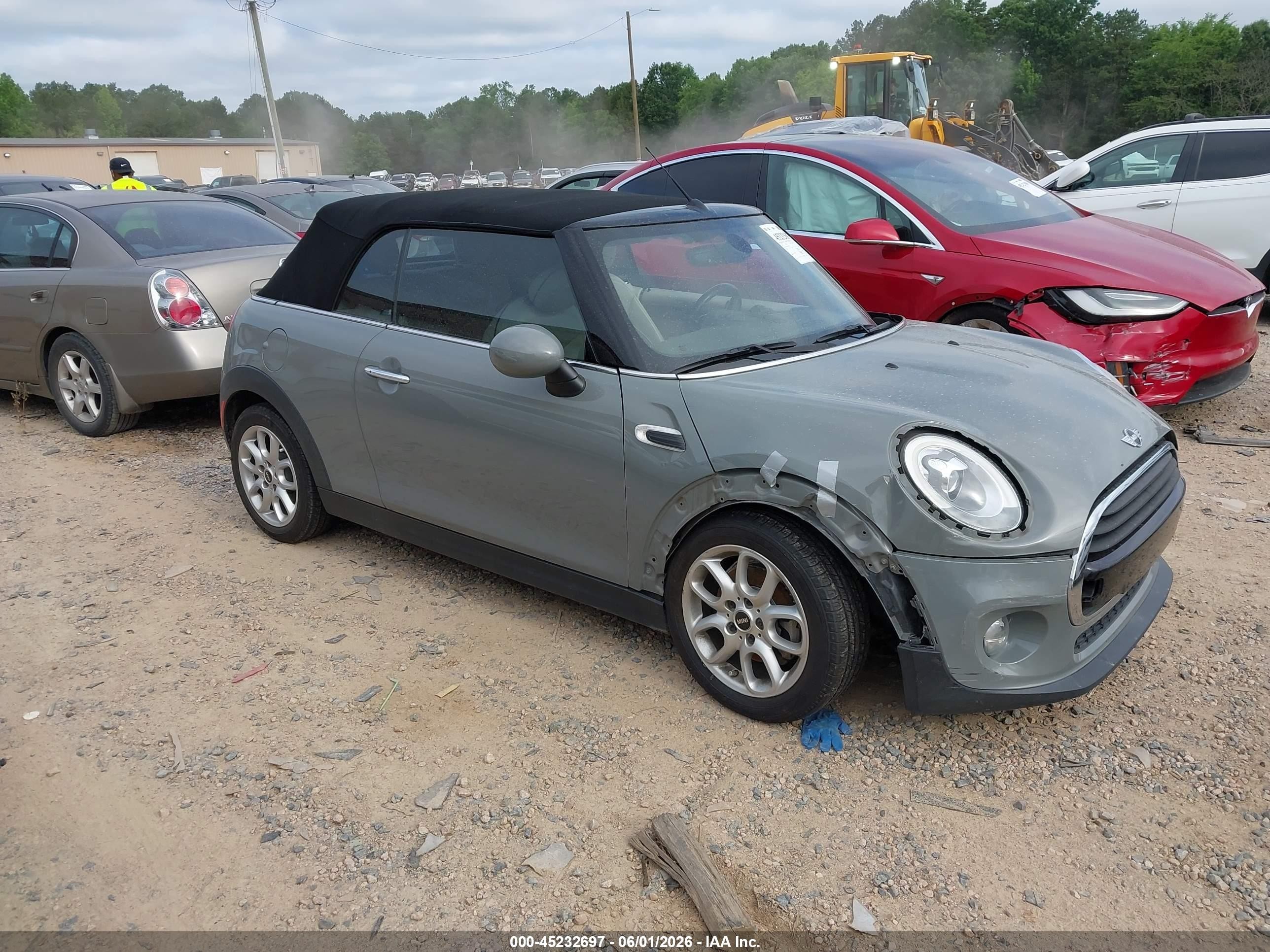 2016 MINI Convertible, VIN WMWWG5C50G3C19124 — Перед