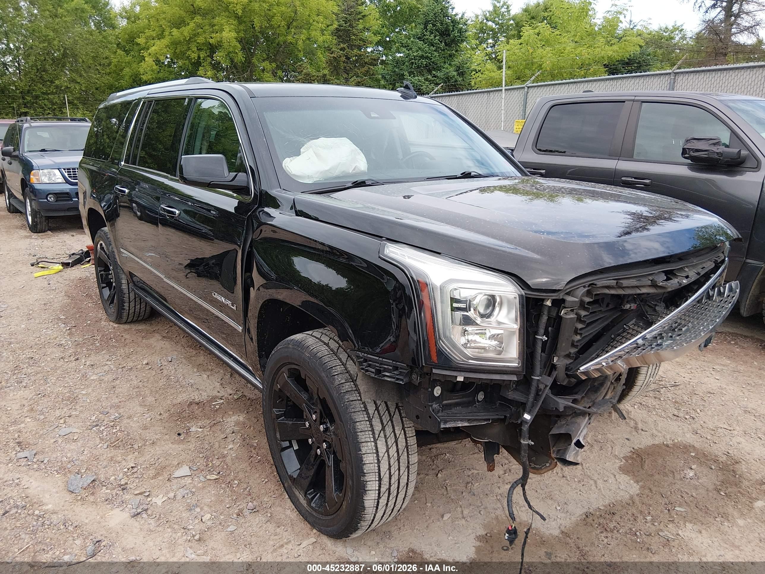 2017 GMC Yukon XL Denali, VIN 1GKS2HKJ7HR148777 — Front end