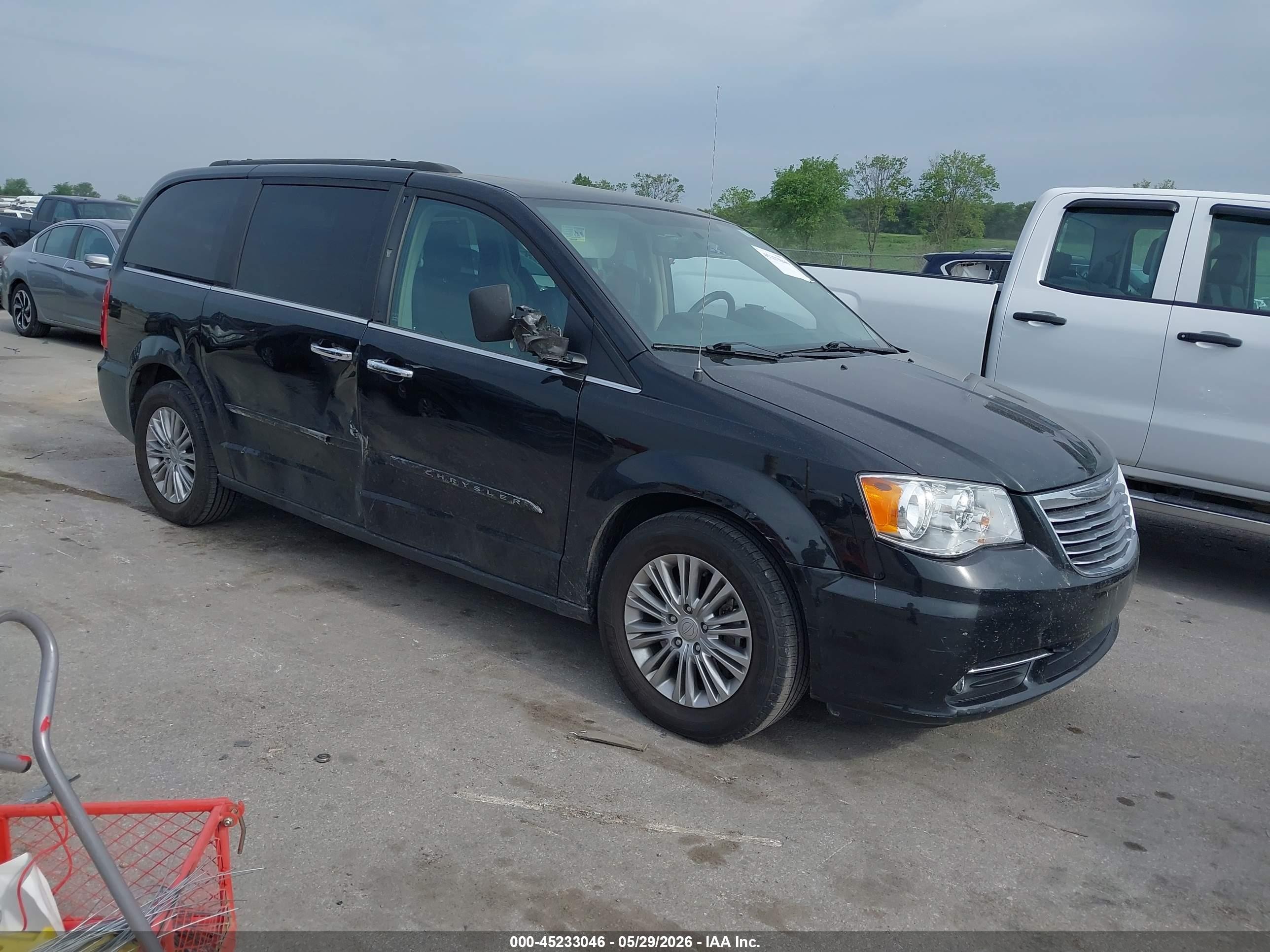 2016 Chrysler Town & Country Touring L Anniversary Edition, VIN 2C4RC1CG6GR113156 — Side