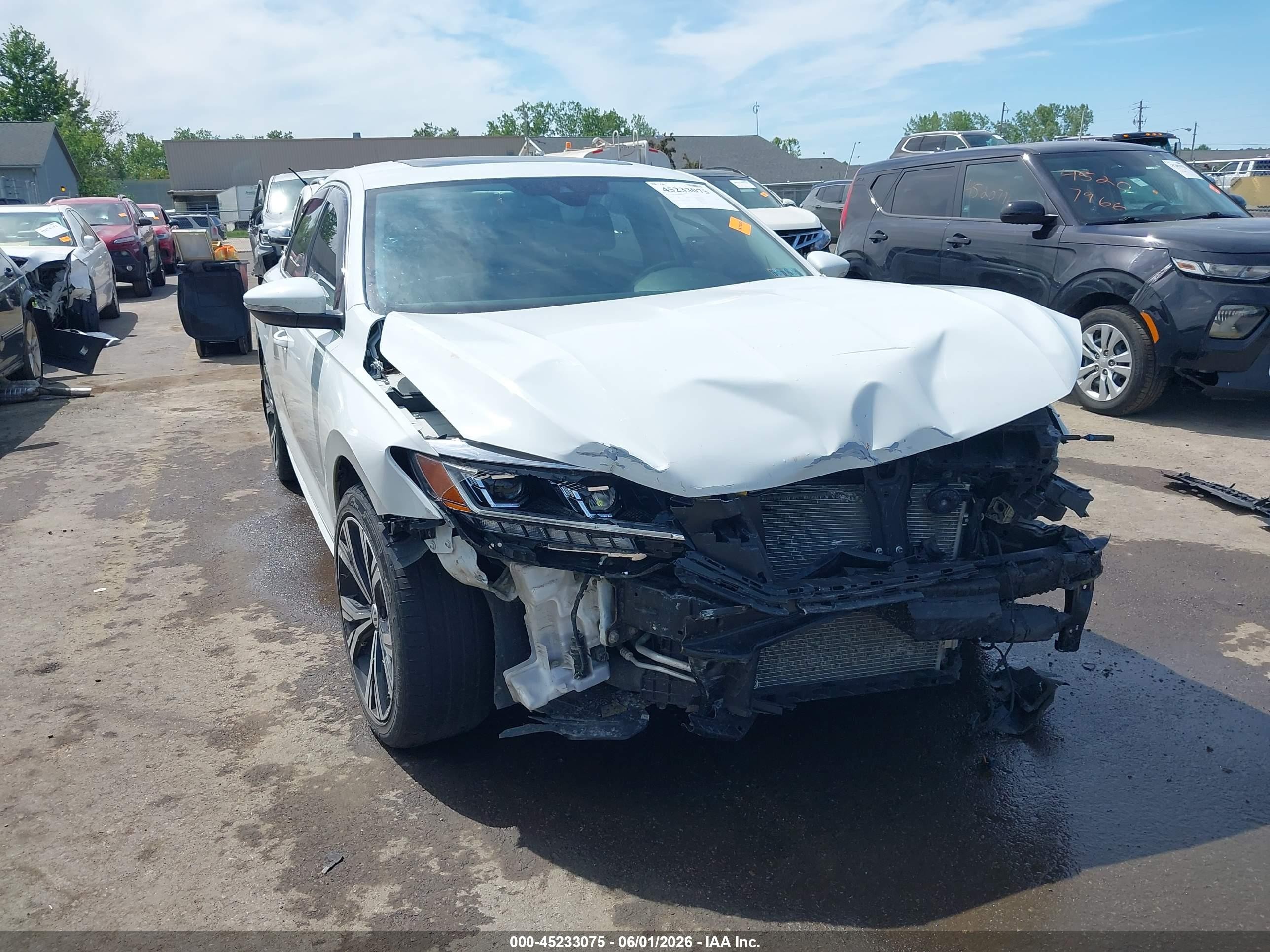 2021 Volkswagen Passat SE, VIN 1VWSA7A38MC017590 — Перед