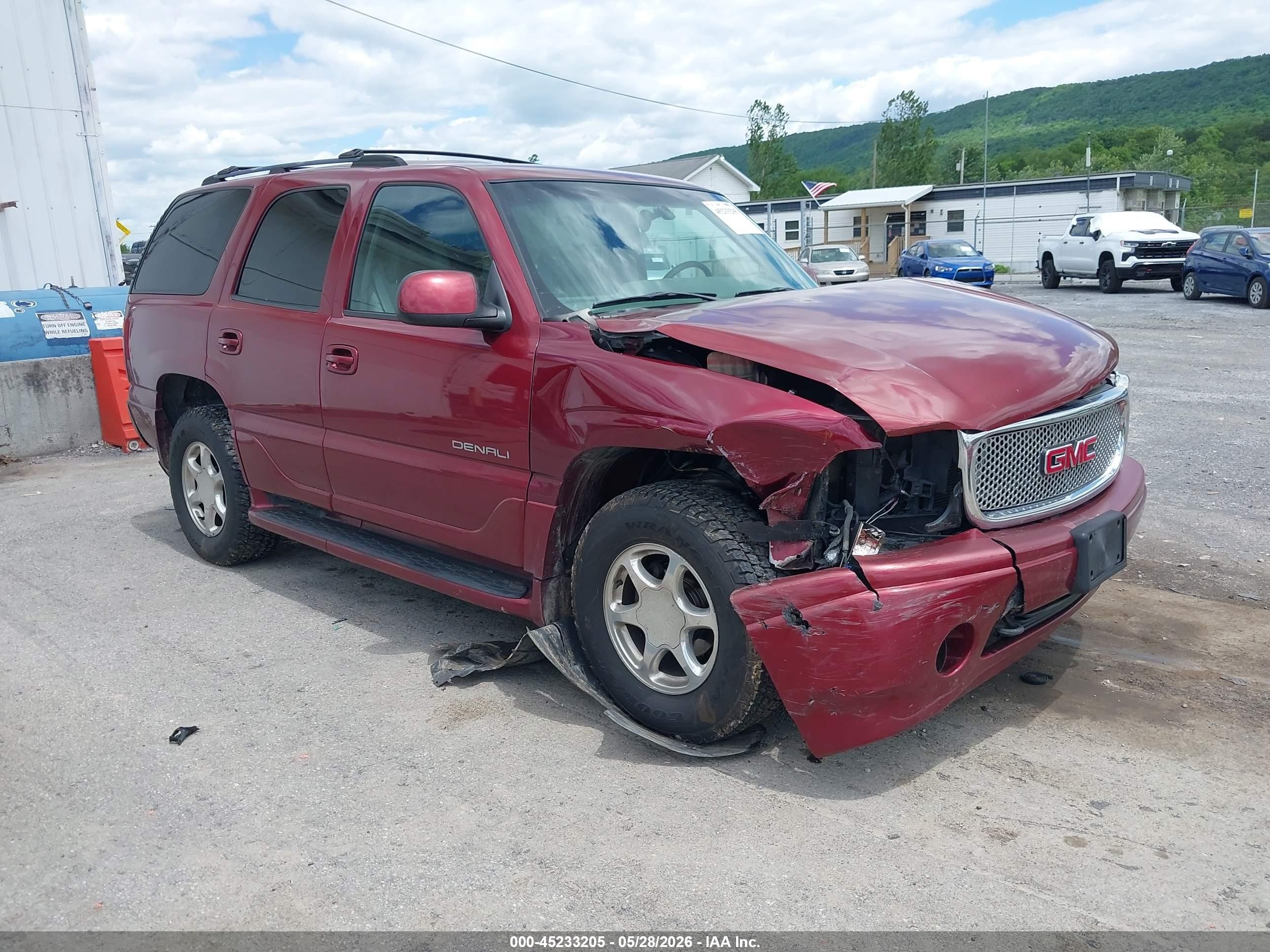 2001 GMC Yukon Denali, VIN 1GKEK63U91J229424 — Front end