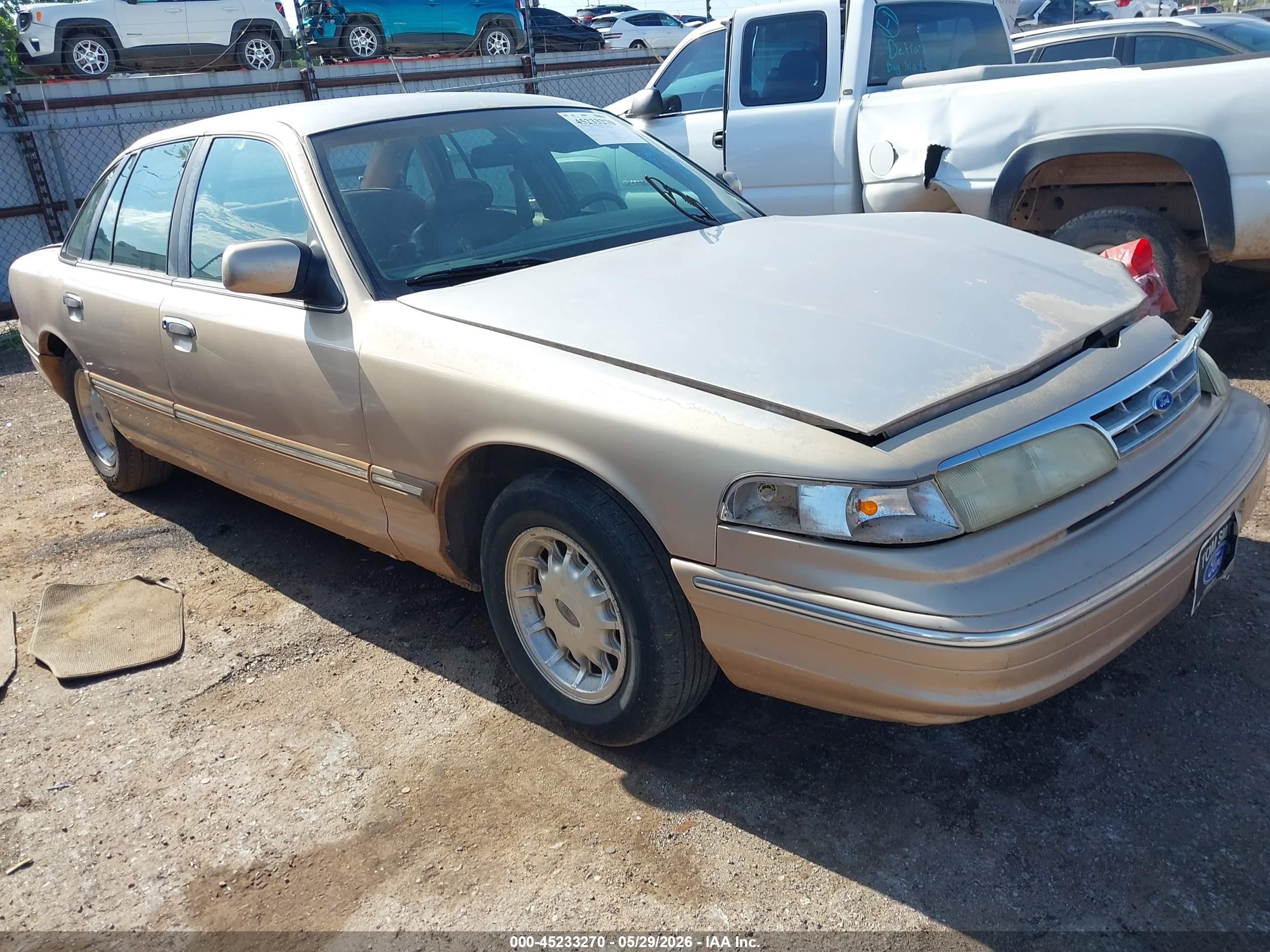1996 Ford Crown Victoria LX, VIN 2FALP74W0TX131201 — Rear end