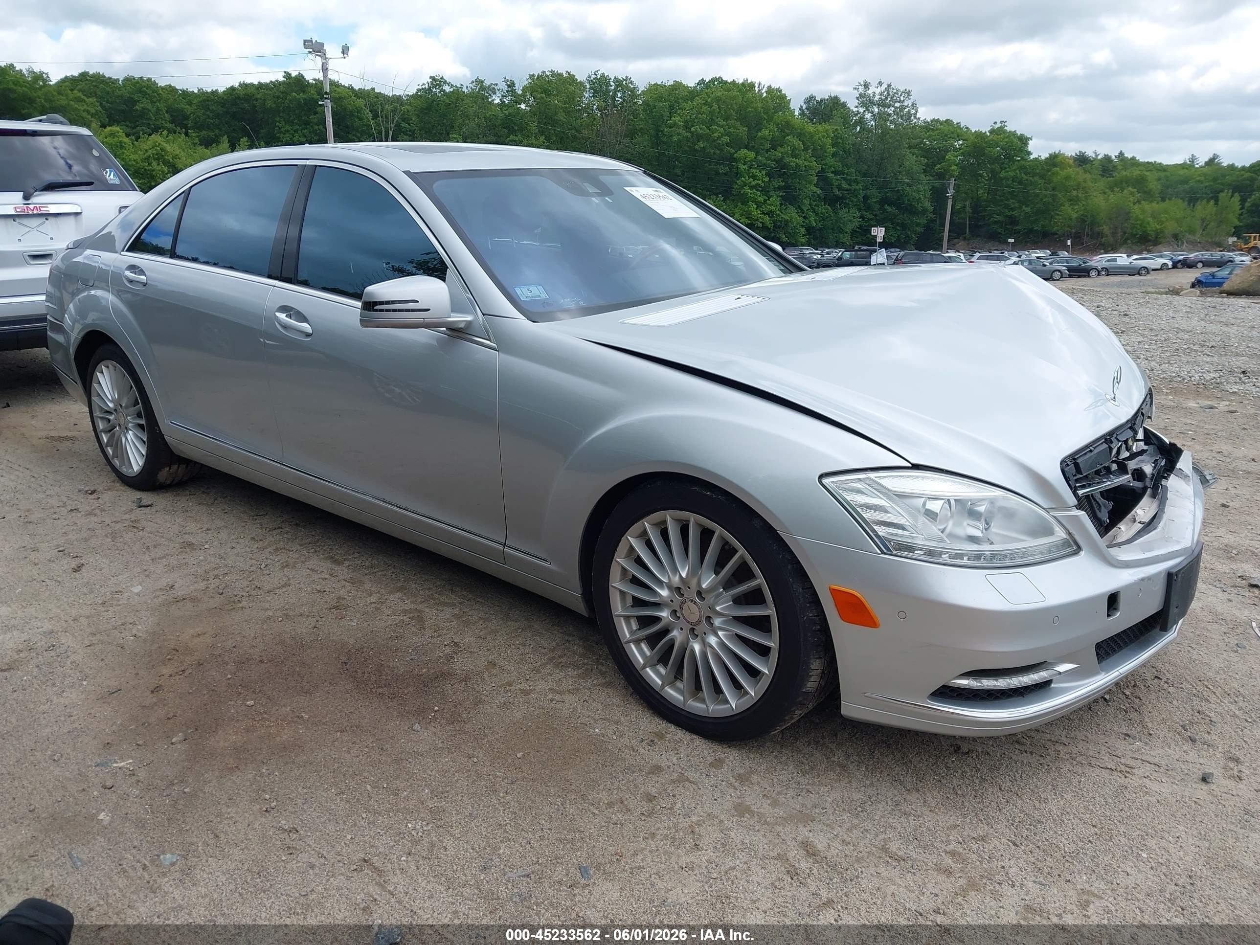 2010 Mercedes-Benz S 550, VIN WDDNG8GB5AA327681 — Front end