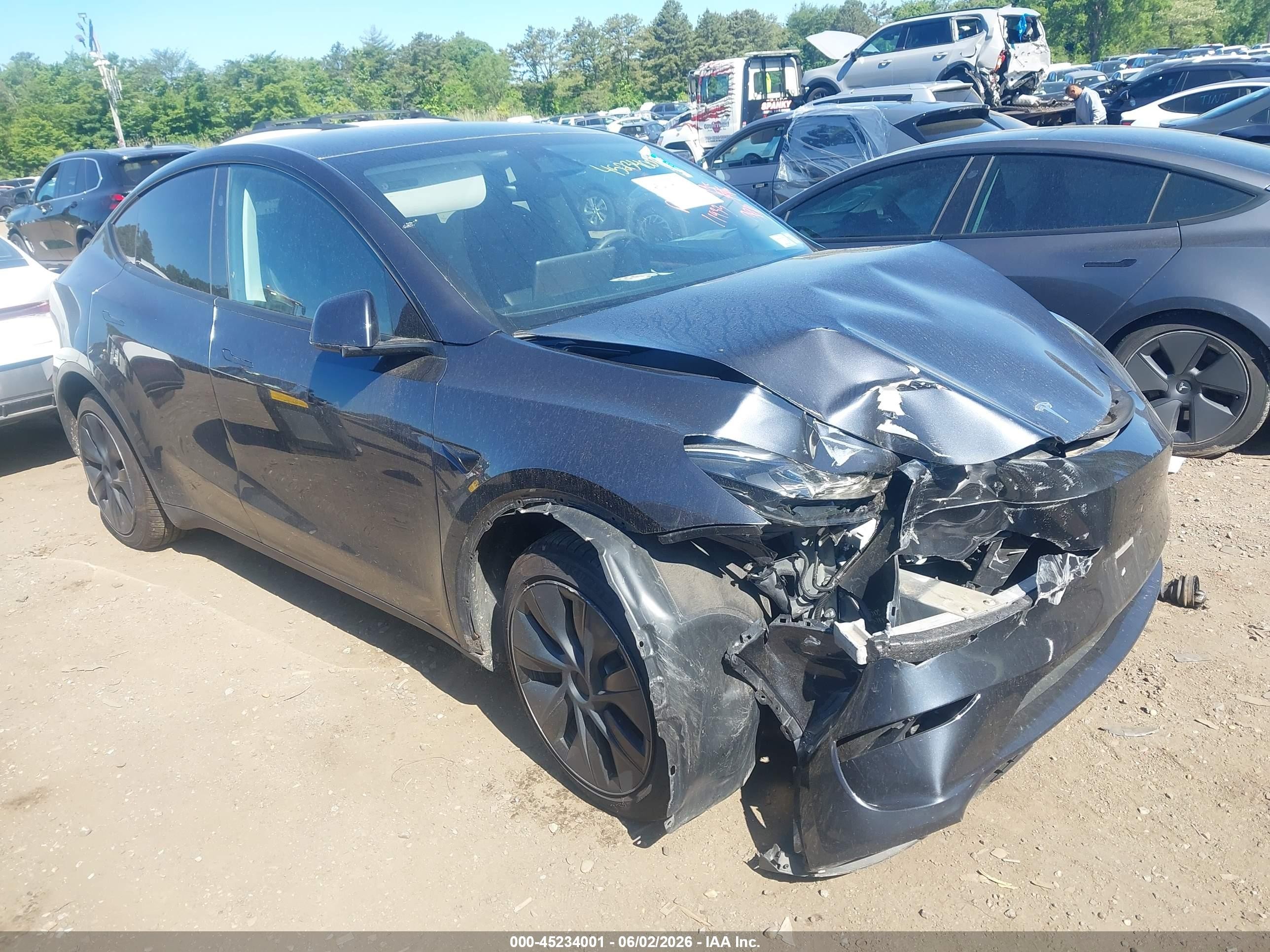 2024 Tesla Model Y Long Range, VIN 7SAYGDEE6RF131882 — Front end