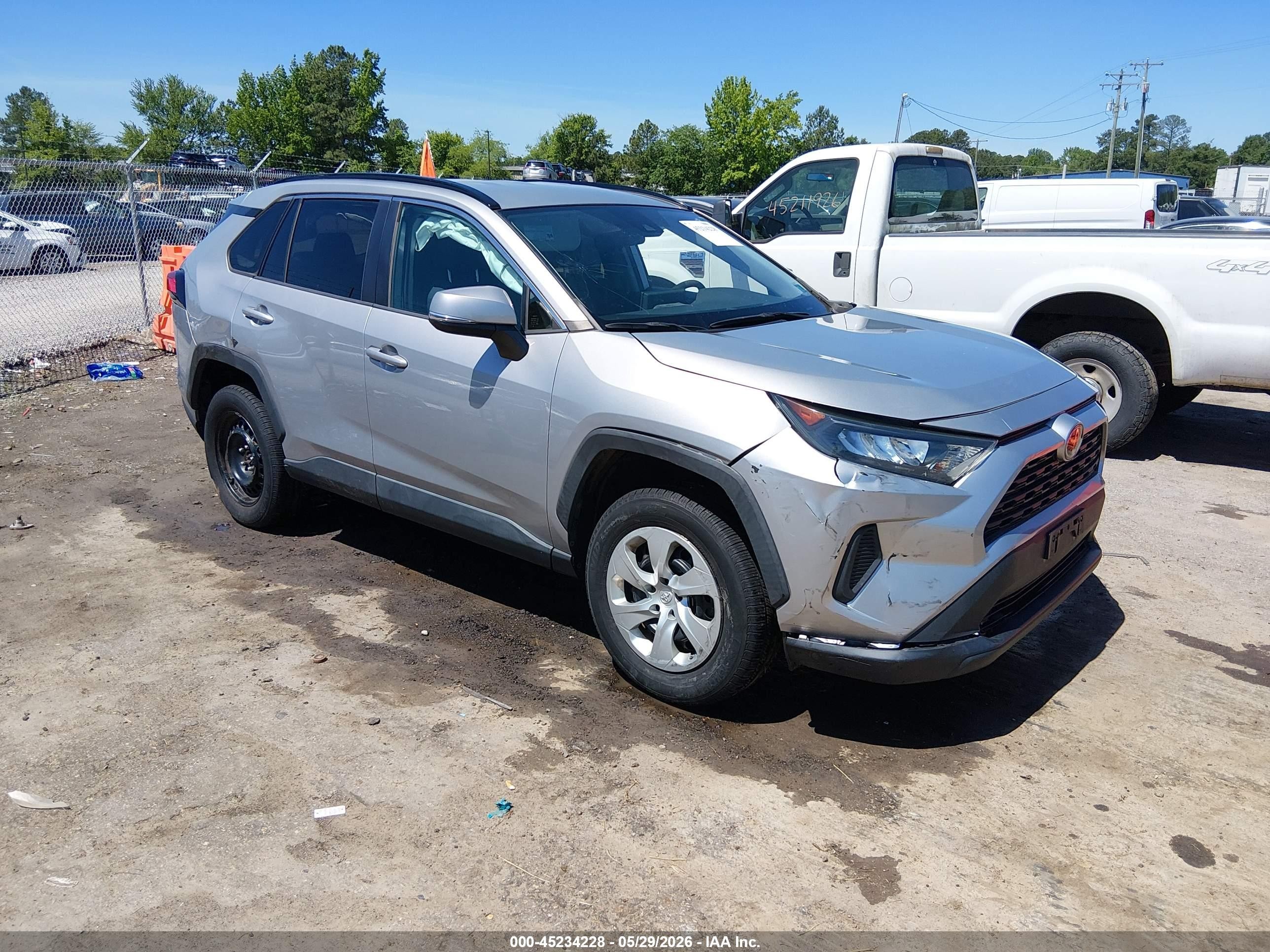 2019 Toyota RAV4 LE, VIN 2T3G1RFV6KC004573 — Перед