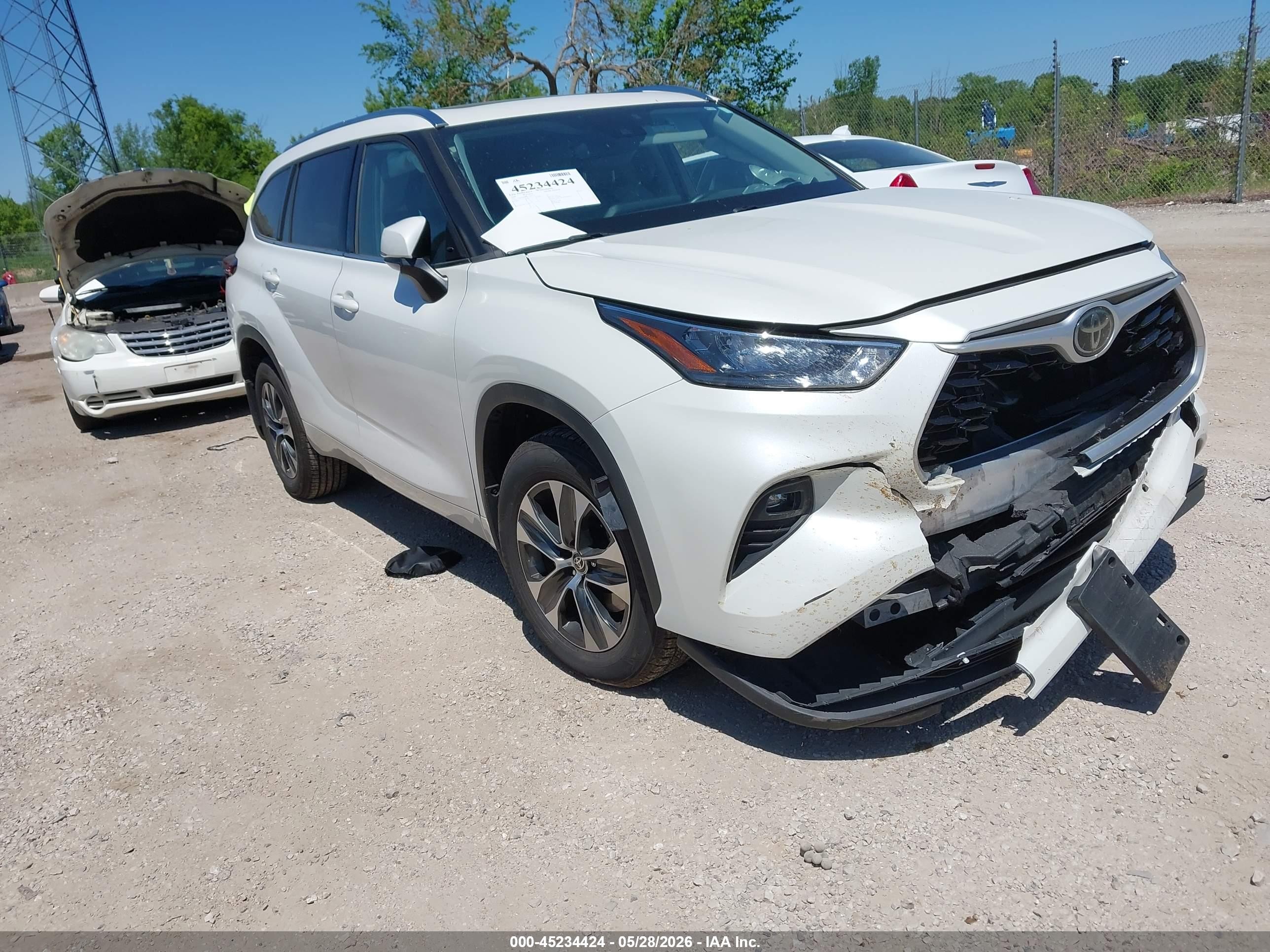 2020 Toyota Highlander XLE, VIN 5TDHZRBH9LS502717 — Front end