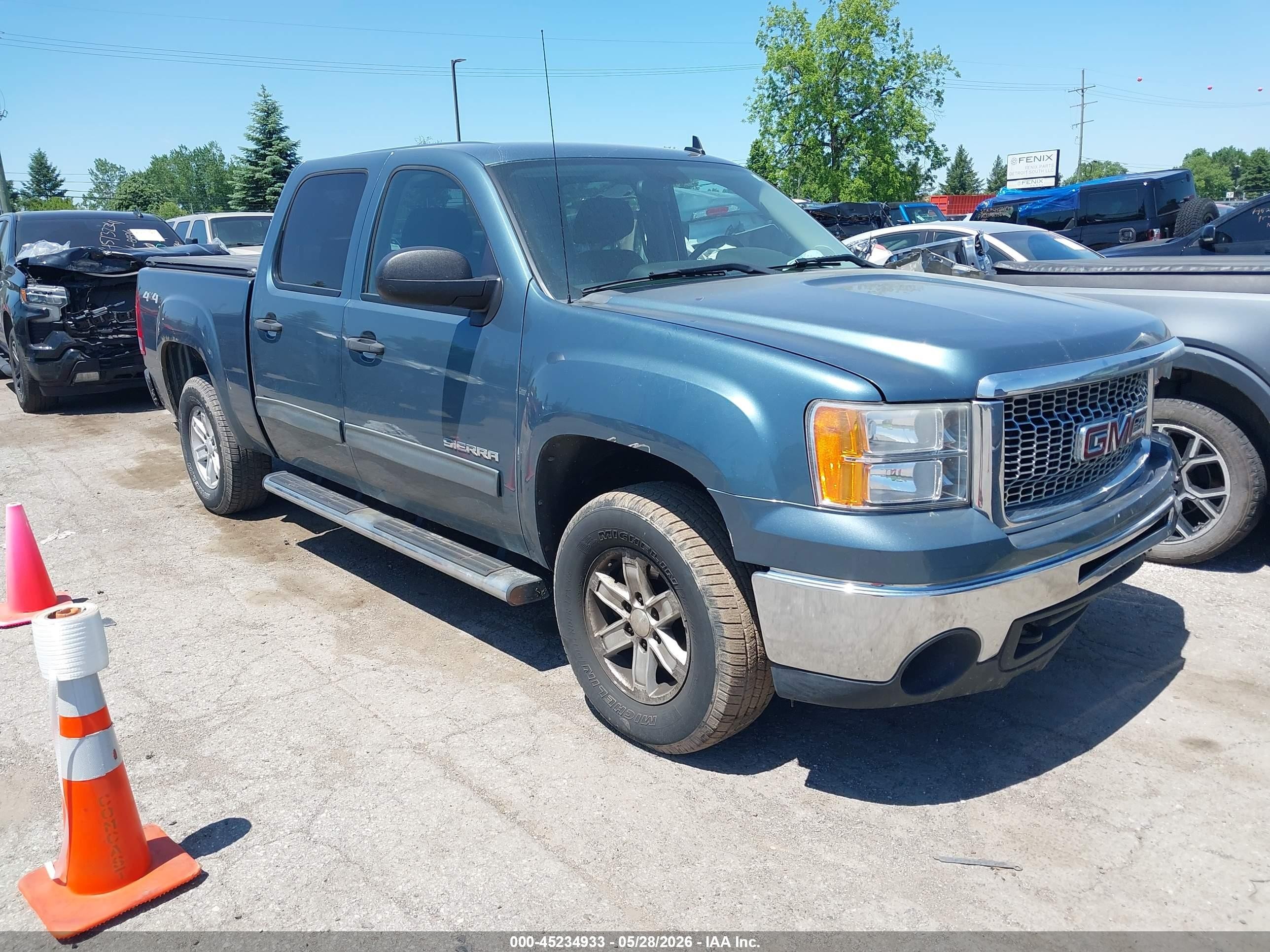 2010 GMC Sierra 1500 SLE, VIN 3GTRKVE34AG175480 — Front end