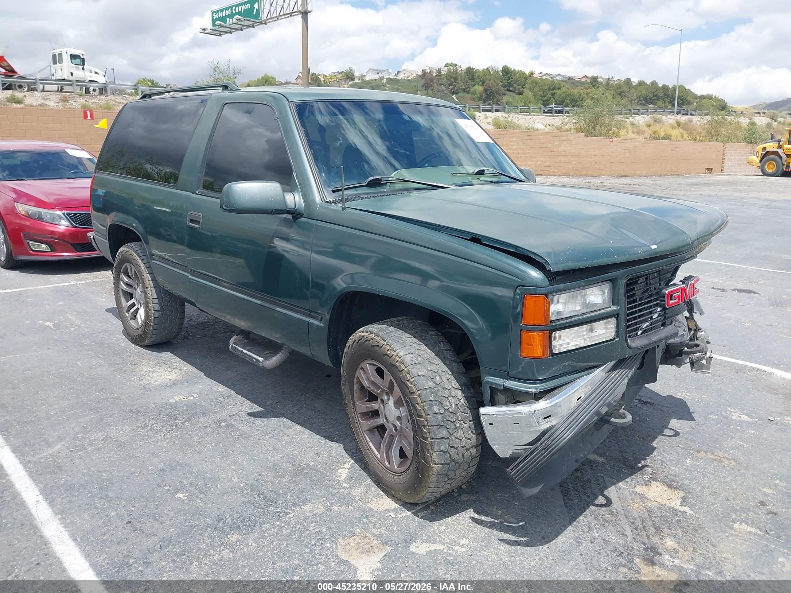 1996 GMC Yukon, VIN 3GKEK18R6TG504971 — Front end
