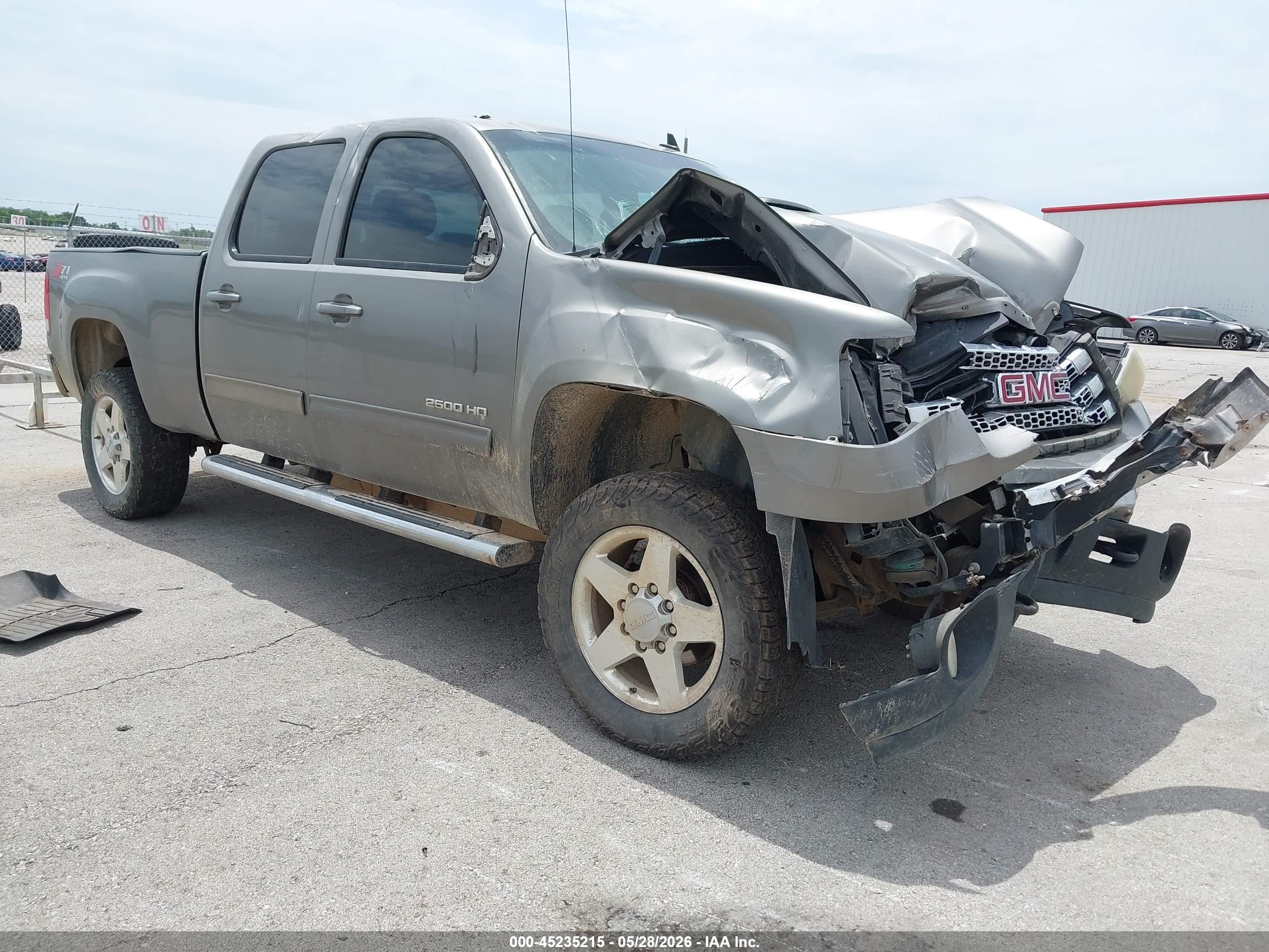 2013 GMC Sierra 2500HD SLT, VIN 1GT121EG0DF114576 — Front end