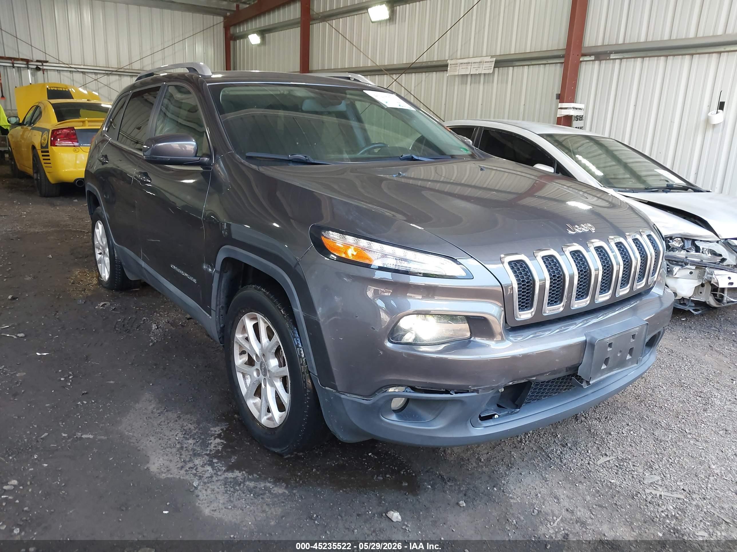 2017 Jeep Cherokee Latitude, VIN 1C4PJMCS7HW608879 — Front end