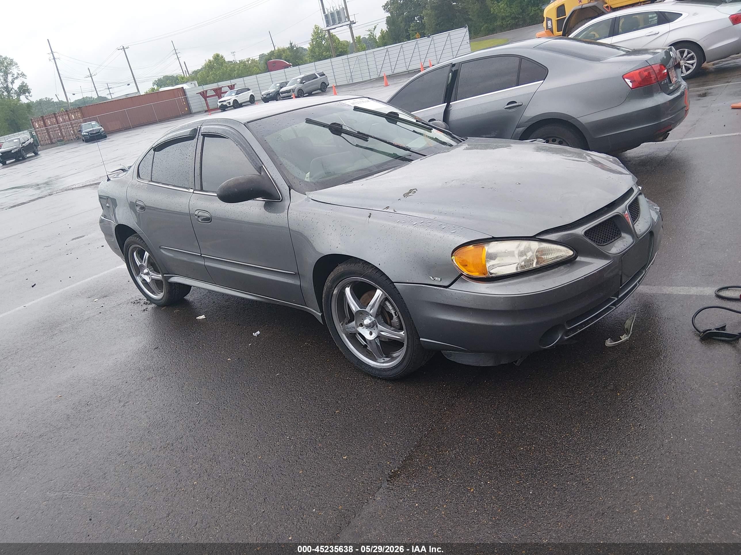 2005 Pontiac Grand Am SE, VIN 1G2NE52E15M219339 — Front end