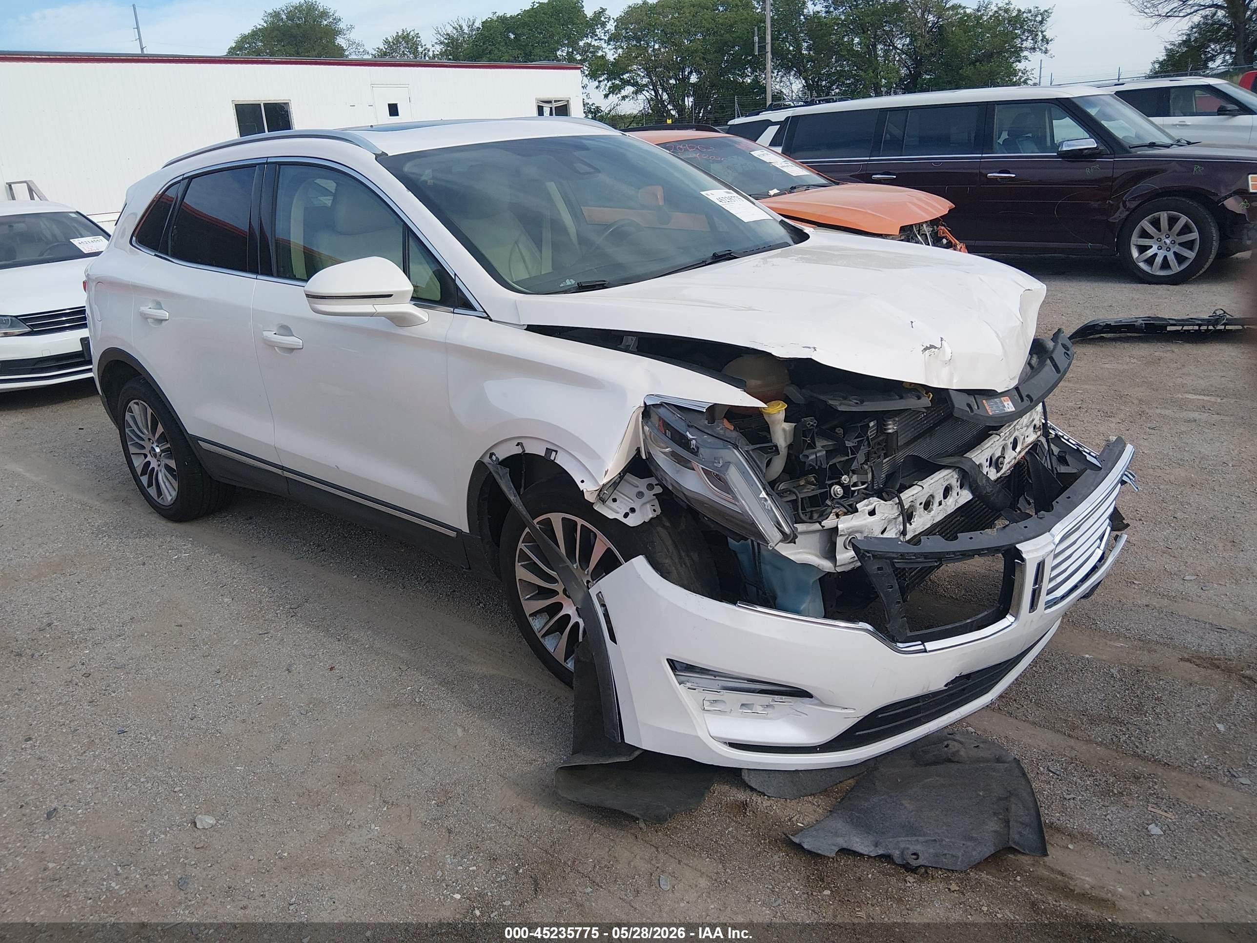 2018 Lincoln MKC Reserve, VIN 5LMCJ3D92JUL13624 — Front end