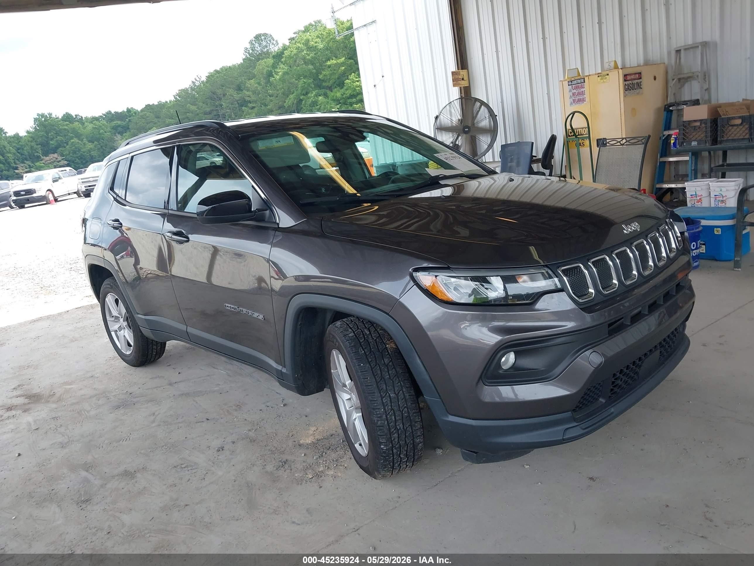 2022 Jeep Compass Latitude, VIN 3C4NJCBB6NT228985 — Front end