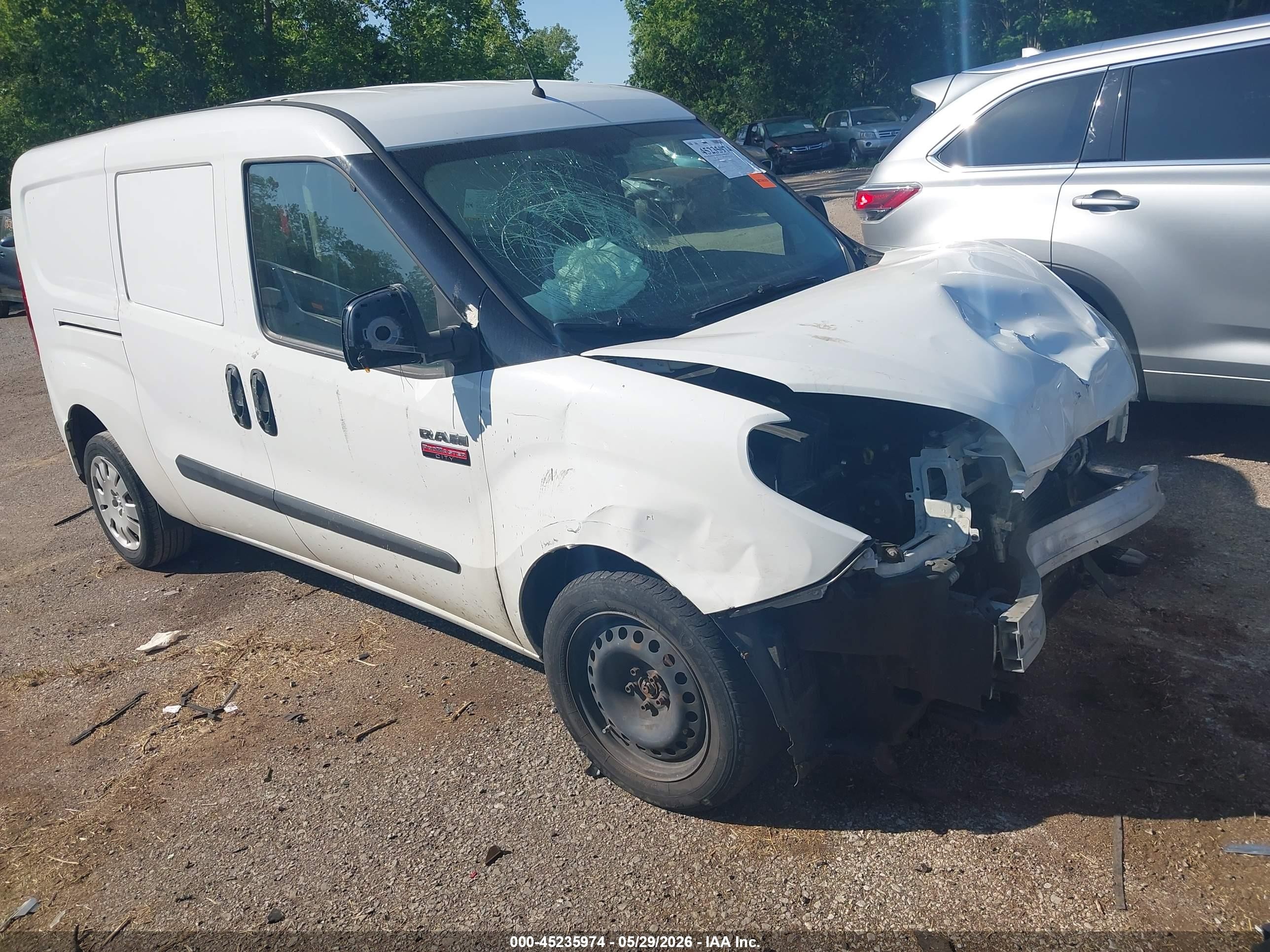 2016 Ram ProMaster City Cargo Tradesman SLT, VIN ZFBERFBTXG6B15420 — Перед