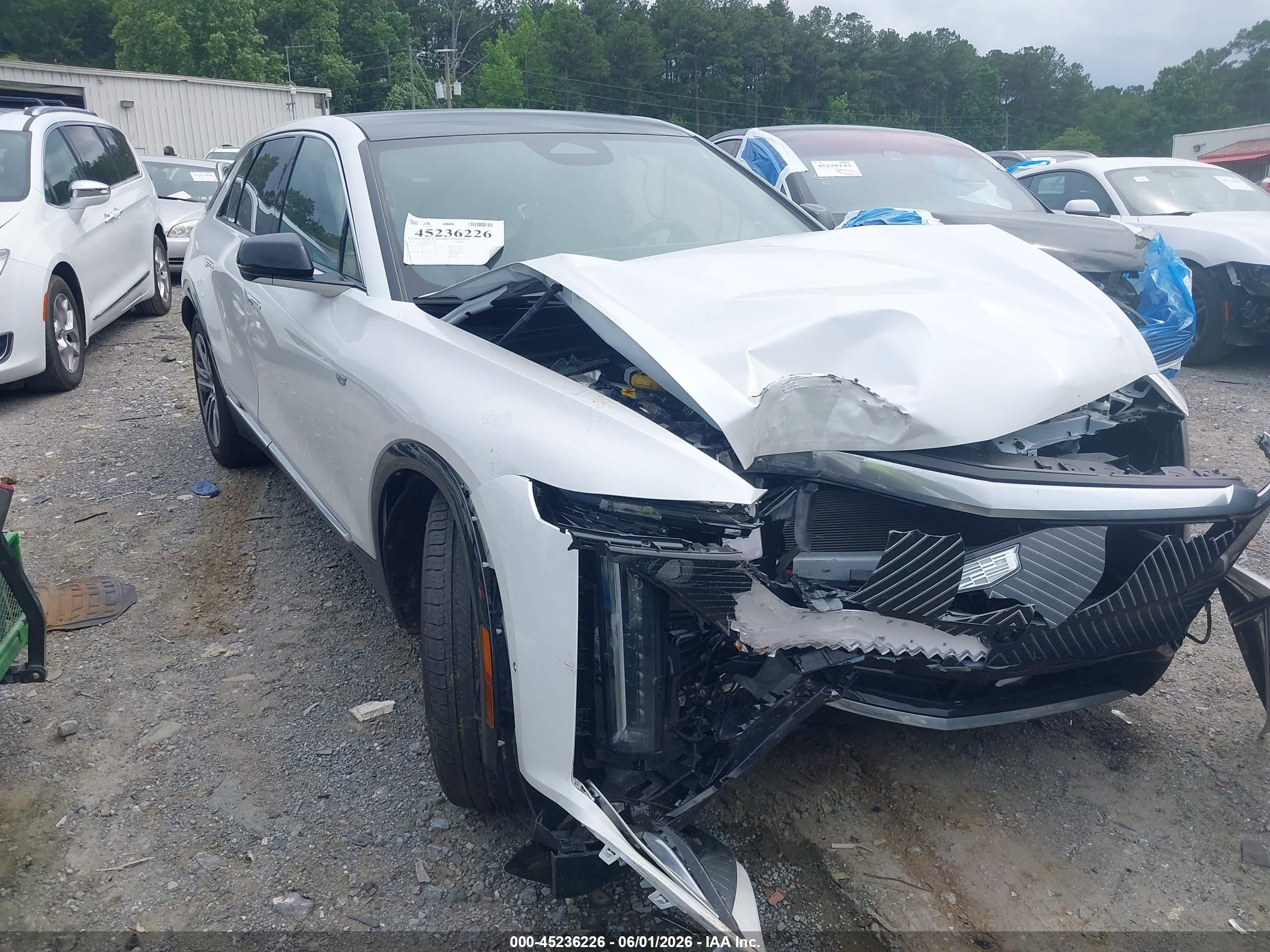 2025 Cadillac LYRIQ Luxury, VIN 1GYKPNRL5SZ307428 — Front end