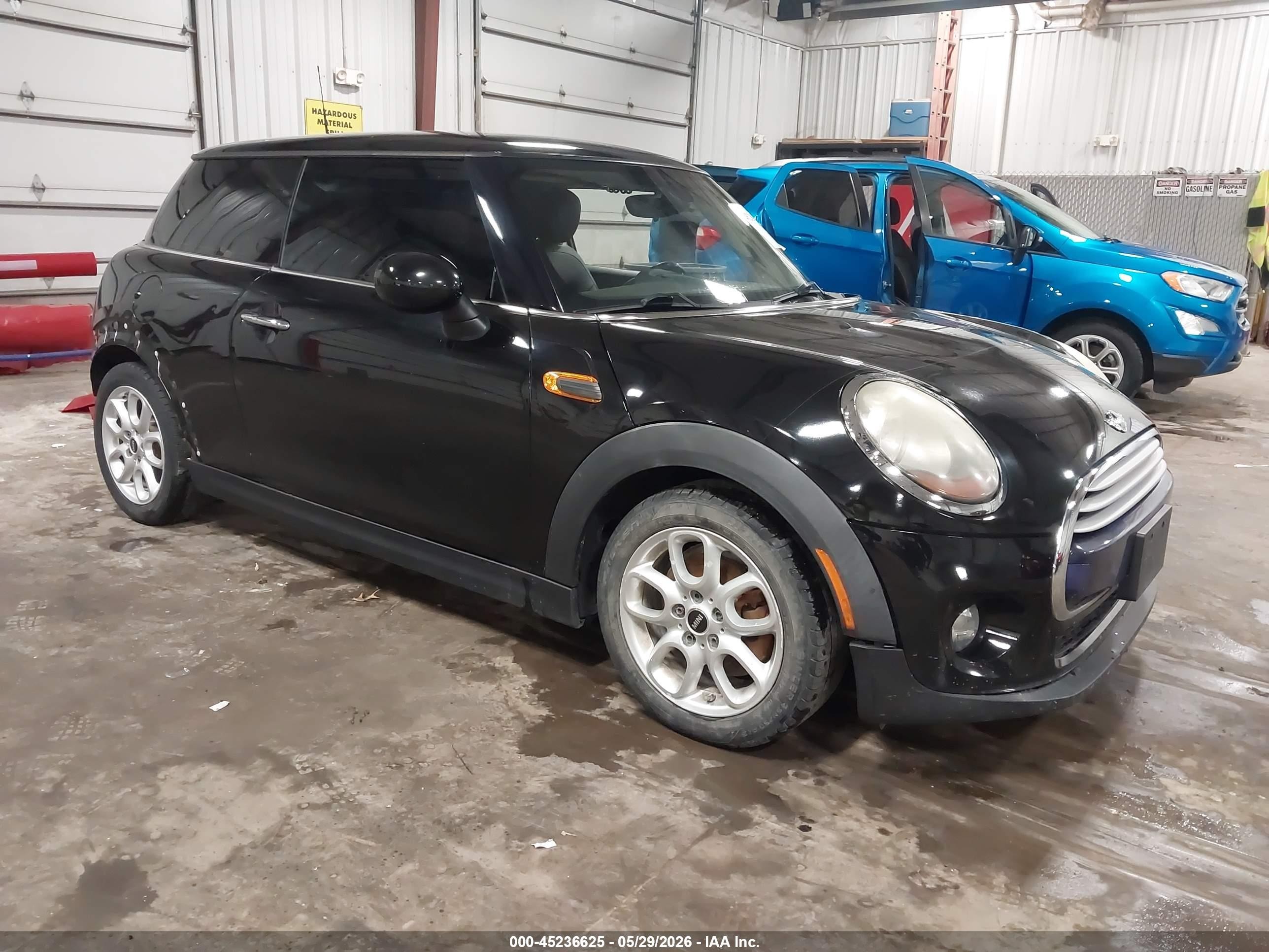 2015 MINI Hardtop, VIN WMWXM5C5XF3A04622 — Rear end