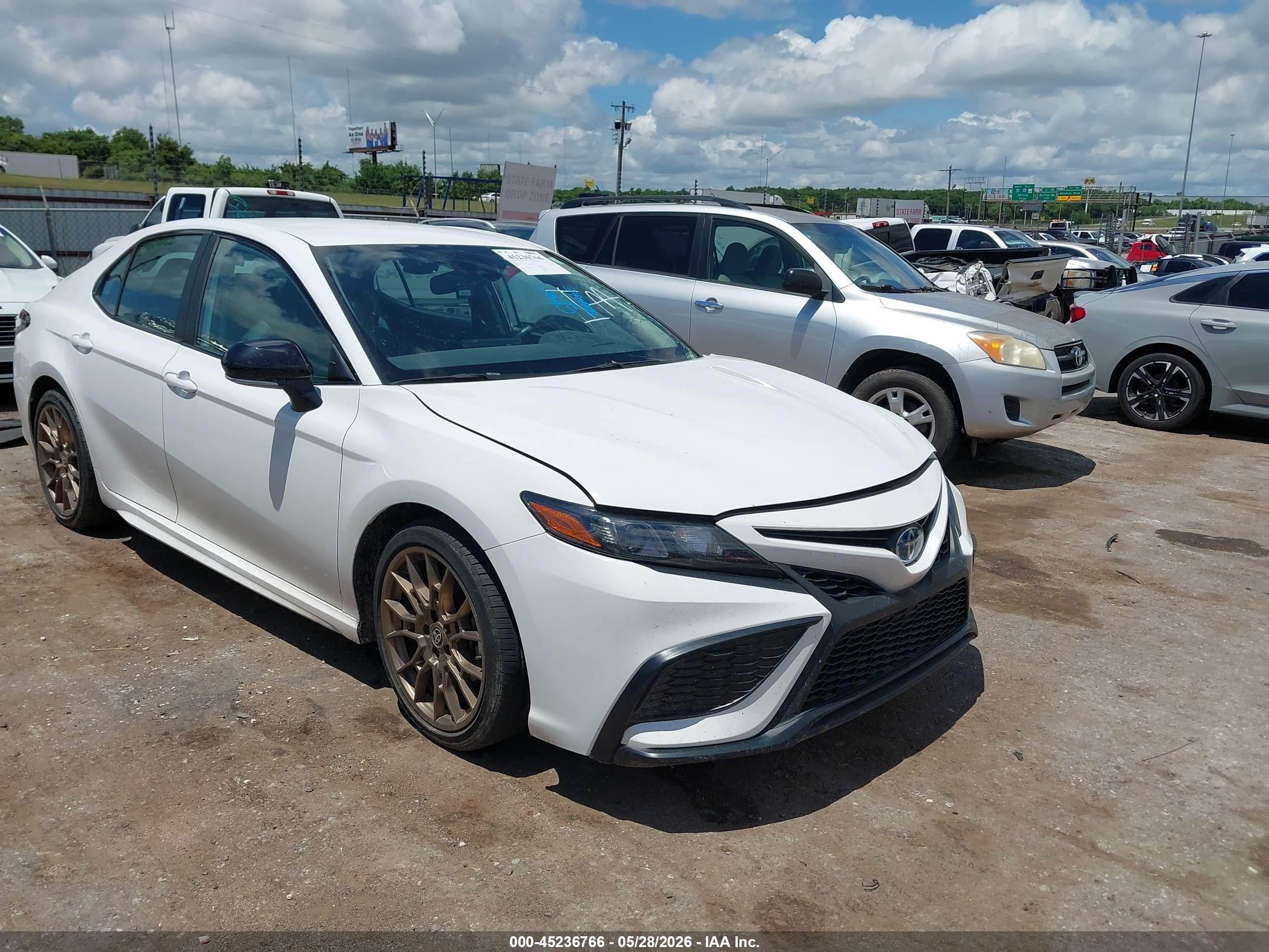 2024 Toyota Camry Hybrid SE, VIN 4T1T31AK2RU072846 — Бок