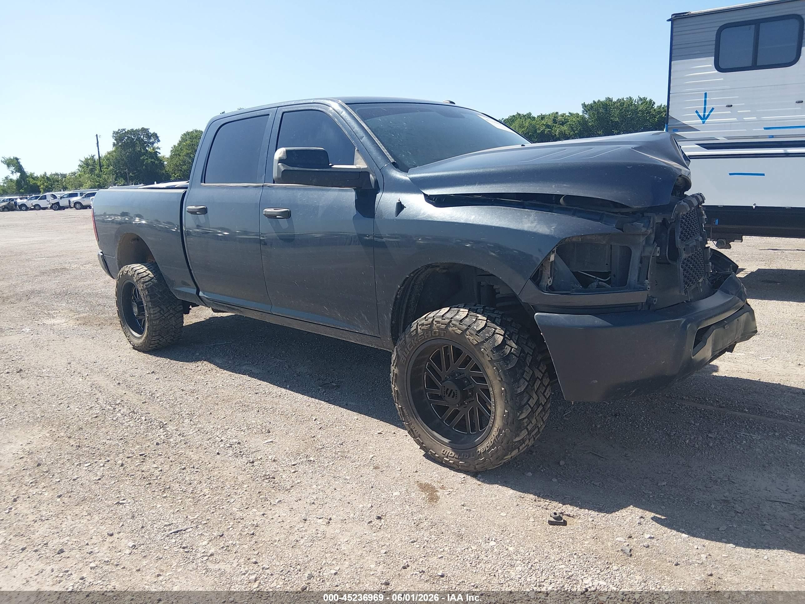 2017 Ram 2500 Tradesman, VIN 3C6UR5CL2HG732557 — Перед