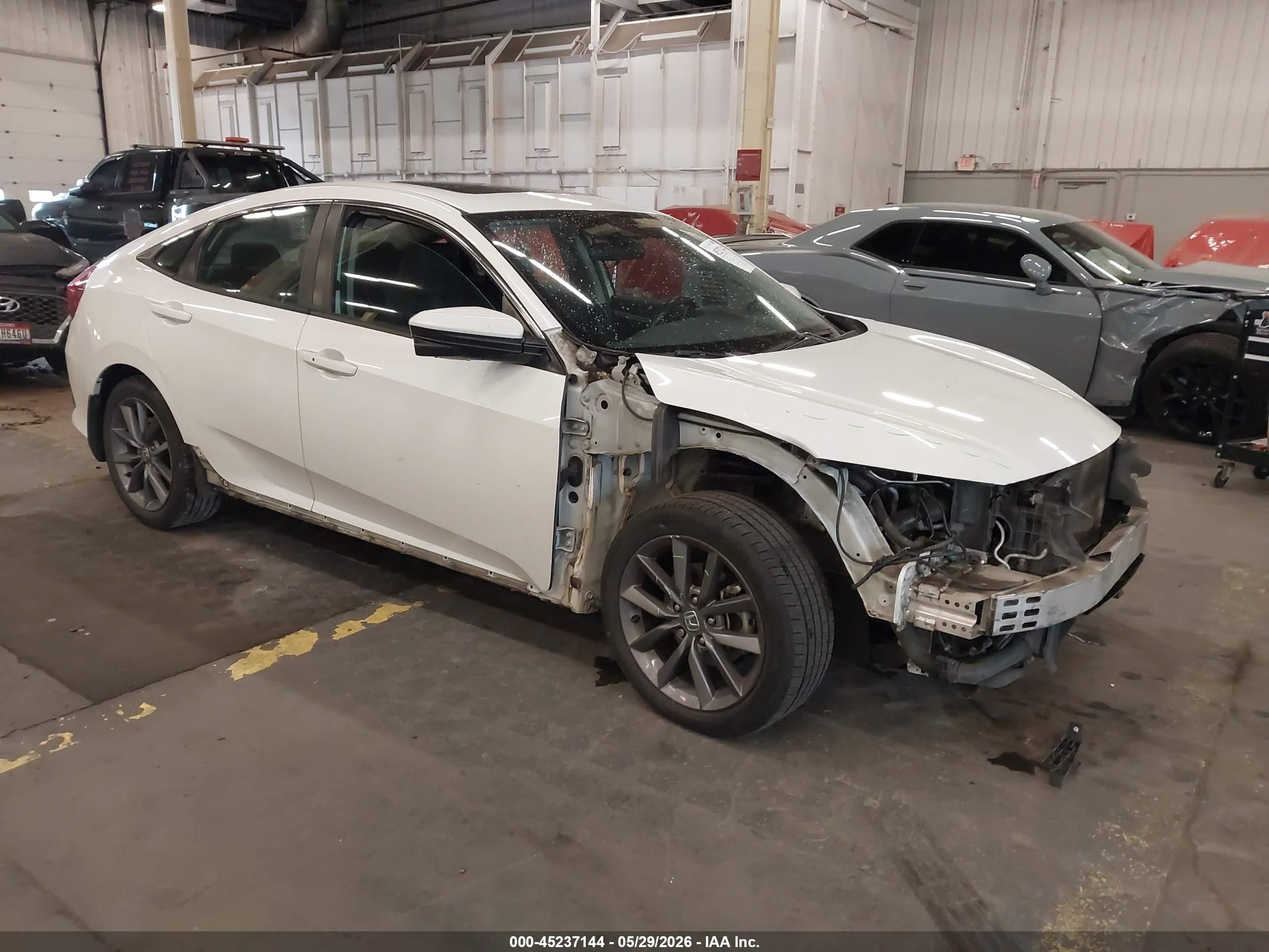 2019 Honda Civic EX, VIN 19XFC1F32KE208187 — Перед