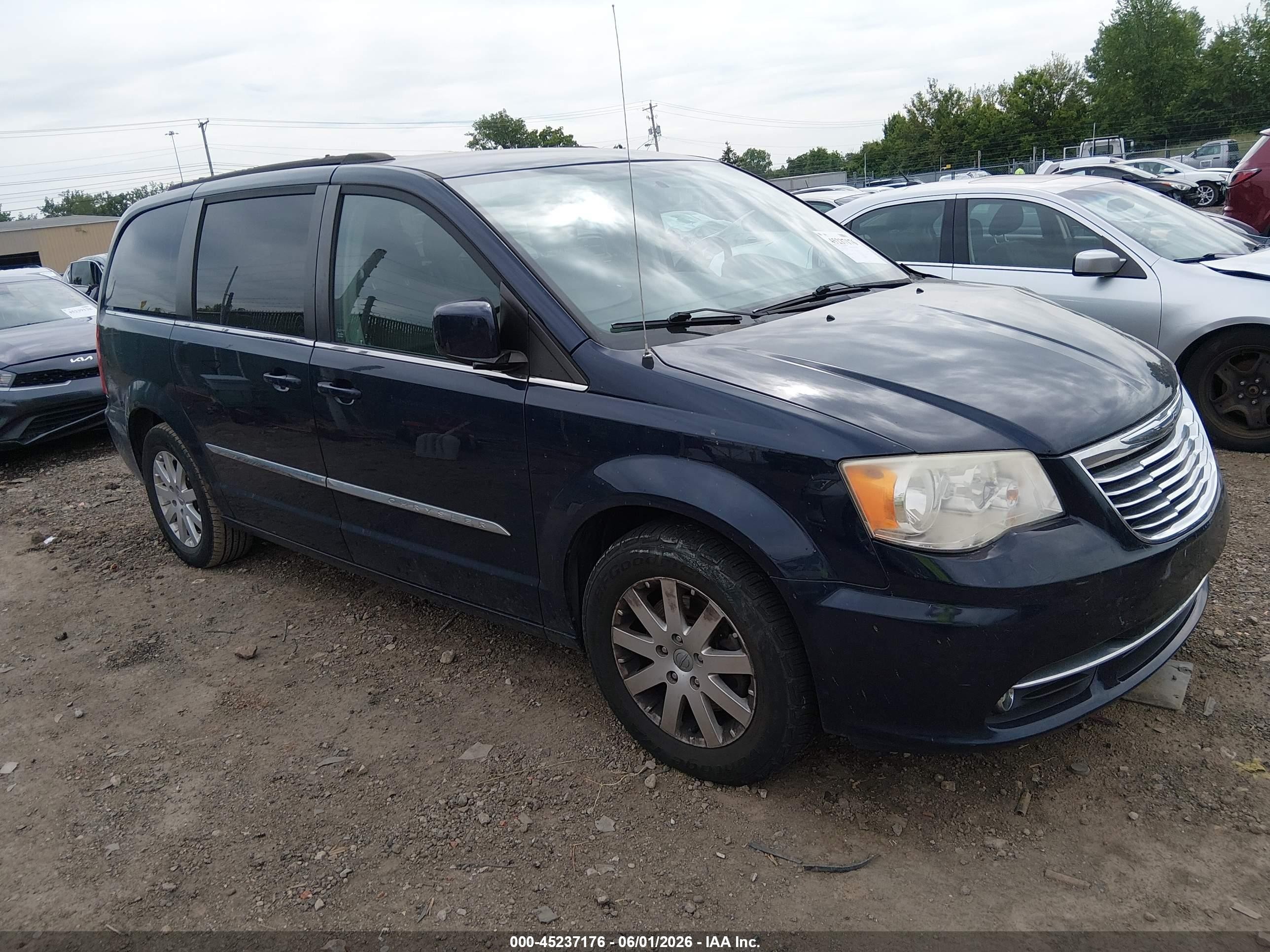 2014 Chrysler Town & Country Touring, VIN 2C4RC1BG9ER468403 — Front end