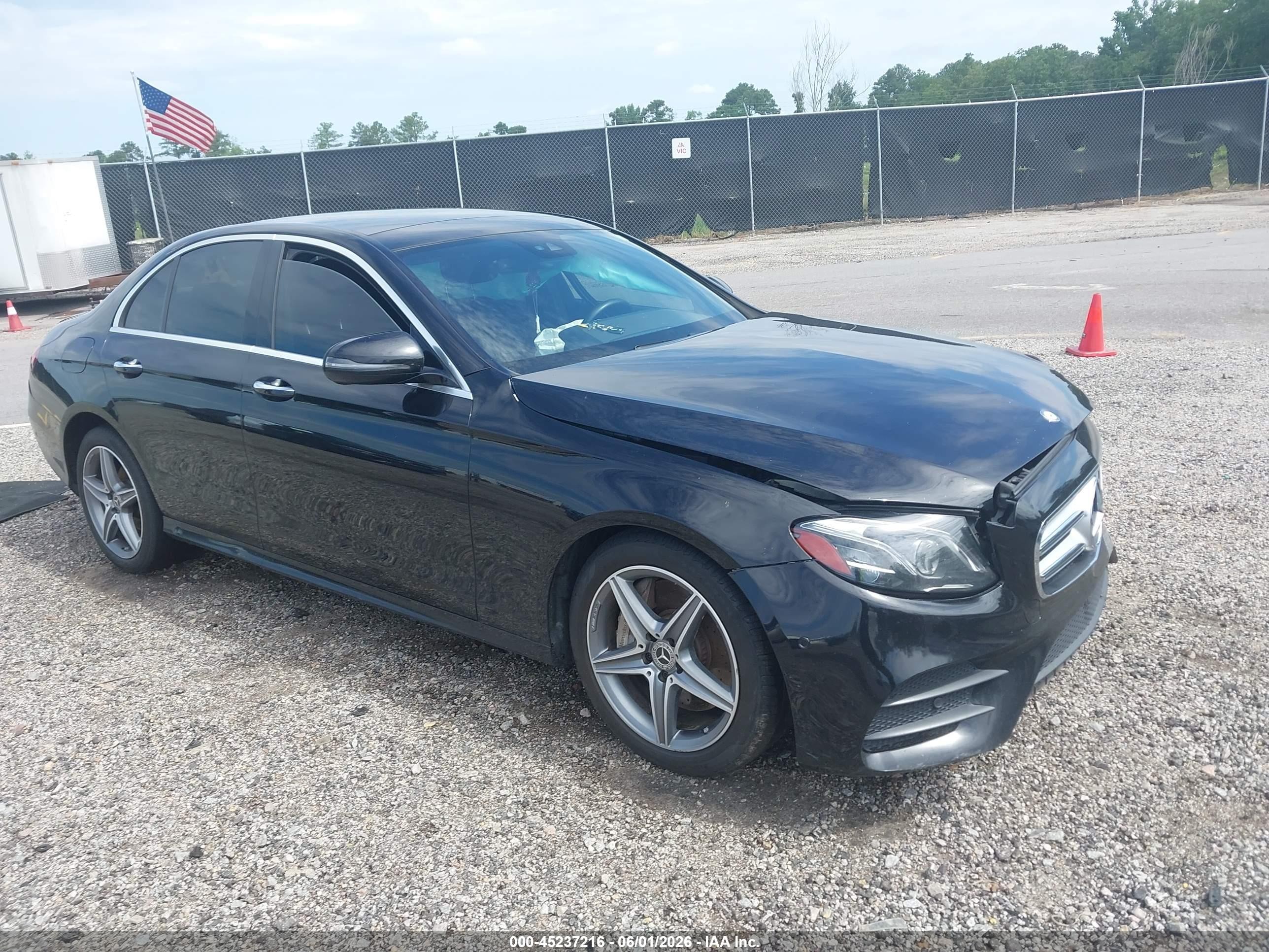 2017 Mercedes-Benz E 300 Luxury, VIN WDDZF4KB5HA080905 — Перед