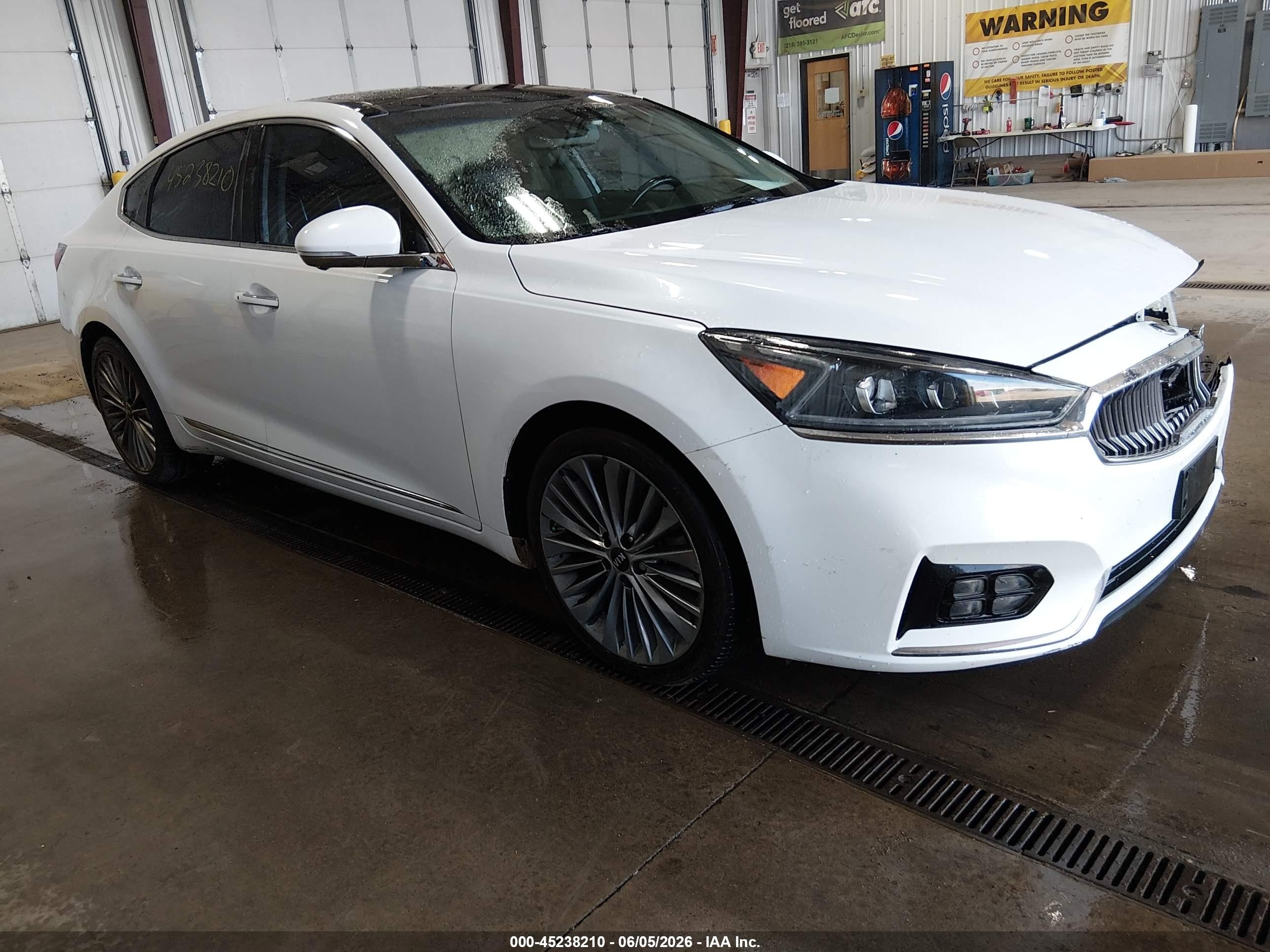 2017 Kia Cadenza Premium, VIN KNALC4J18H5070585 — Front end