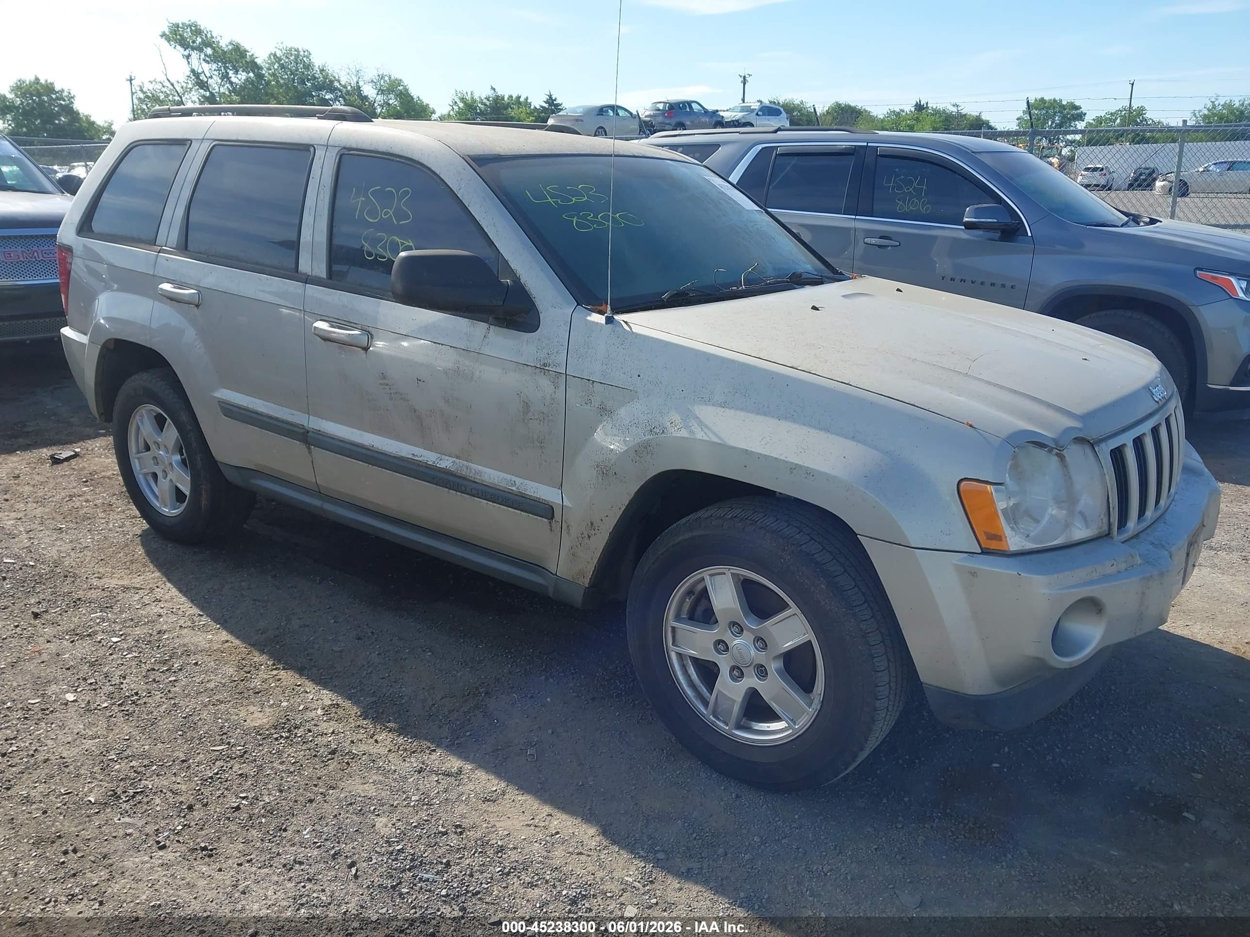 2007 Jeep Grand Cherokee Laredo, VIN 1J8GR48K97C513766 — Normal wear