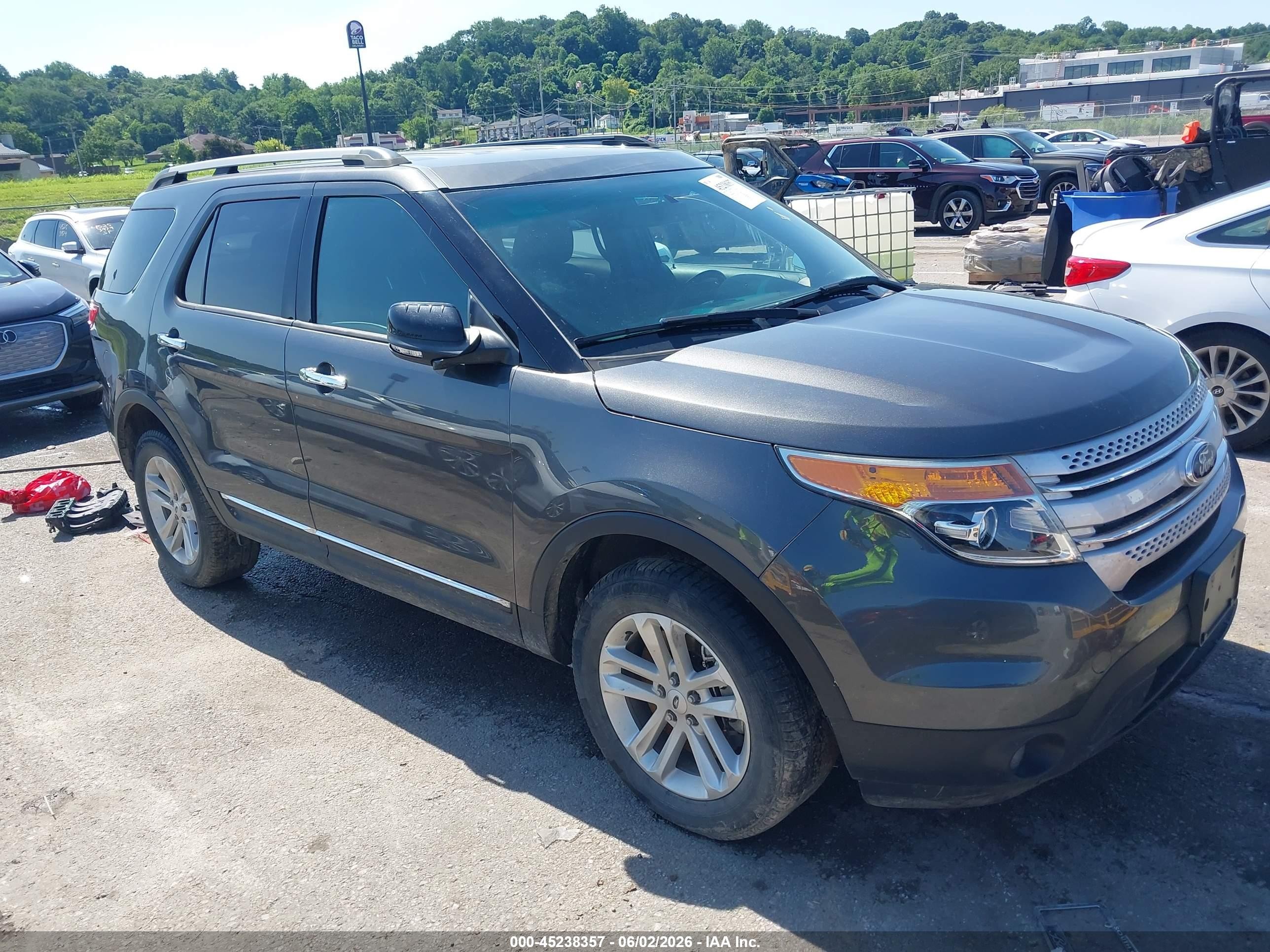 2015 Ford Explorer XLT, VIN 1FM5K8D86FGA86182 — Front end