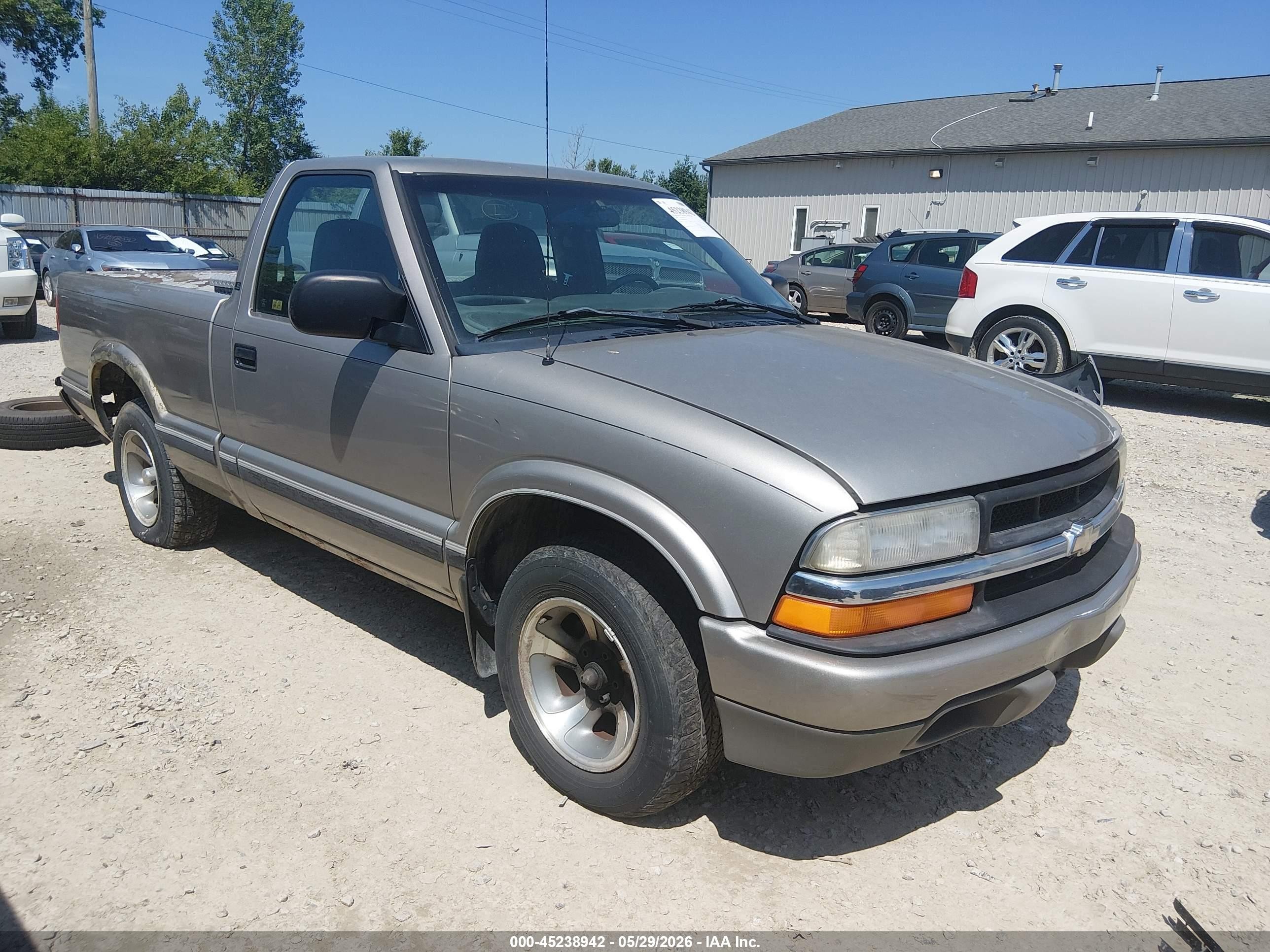 1998 Chevrolet S-10 LS, VIN 1GCCS1448W8254009 — Front end