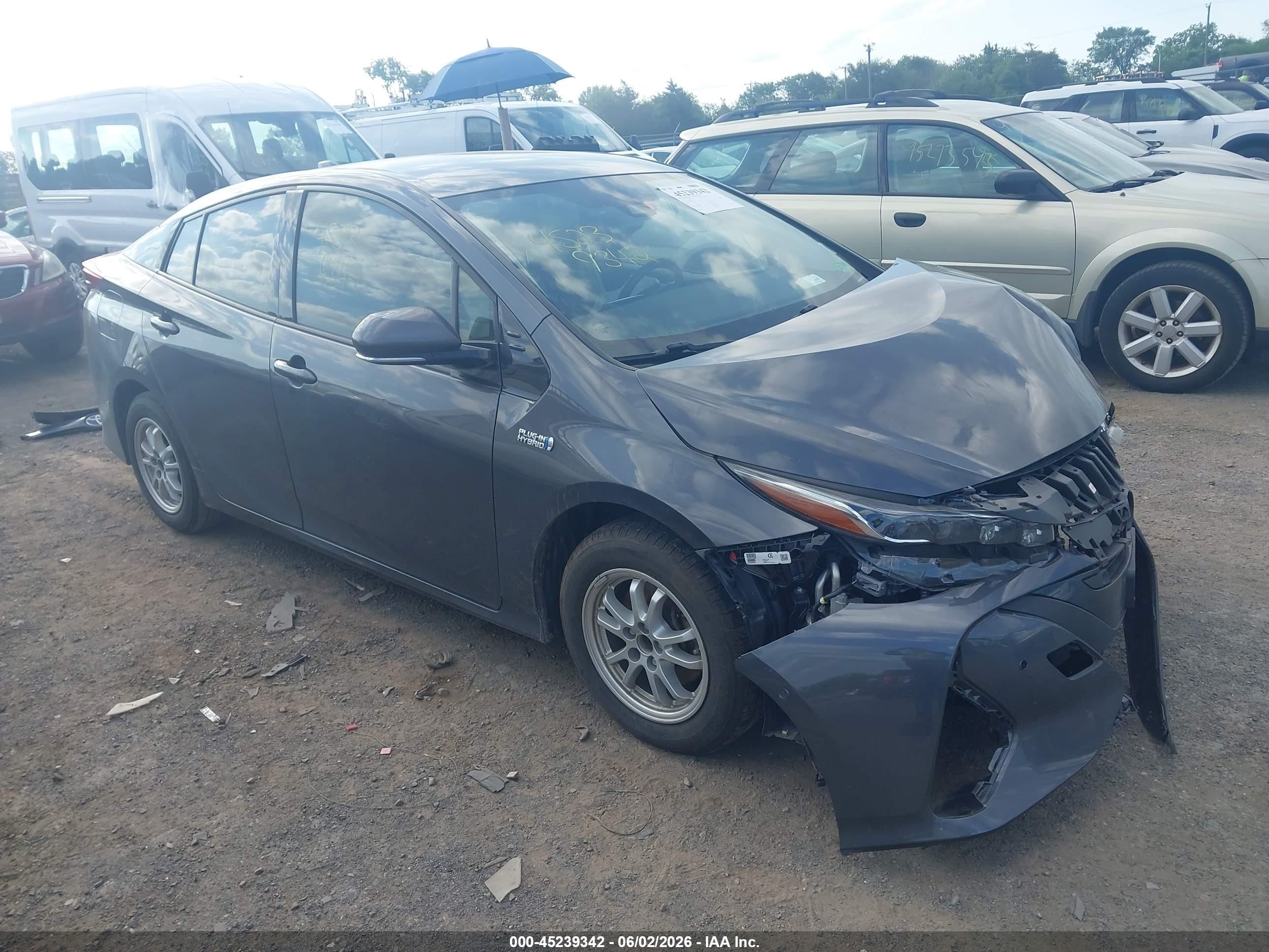 2020 Toyota Prius LE, VIN JTDKARFP6L3126252 — Front end