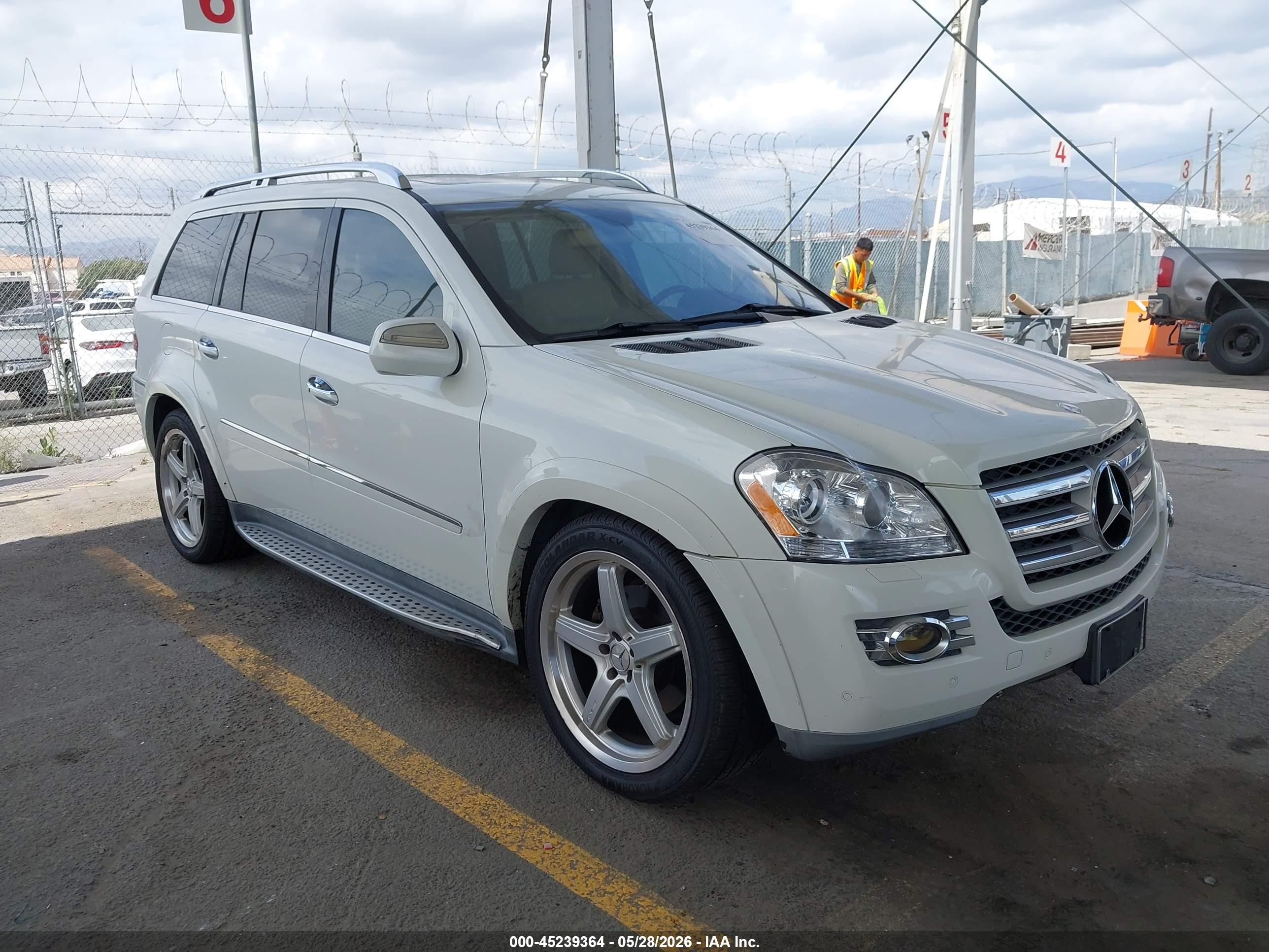 2009 Mercedes-Benz GL 550, VIN 4JGBF86E49A442680 — Front end