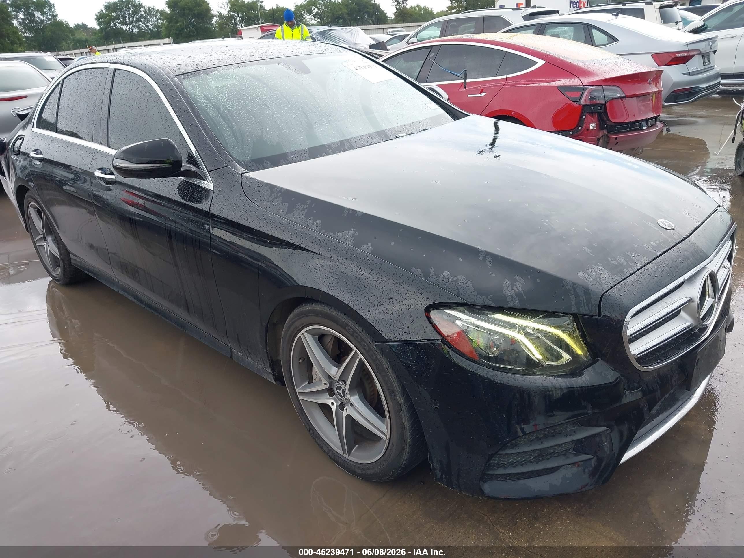 2018 Mercedes-Benz E 300, VIN WDDZF4JB4JA310800 — Зад
