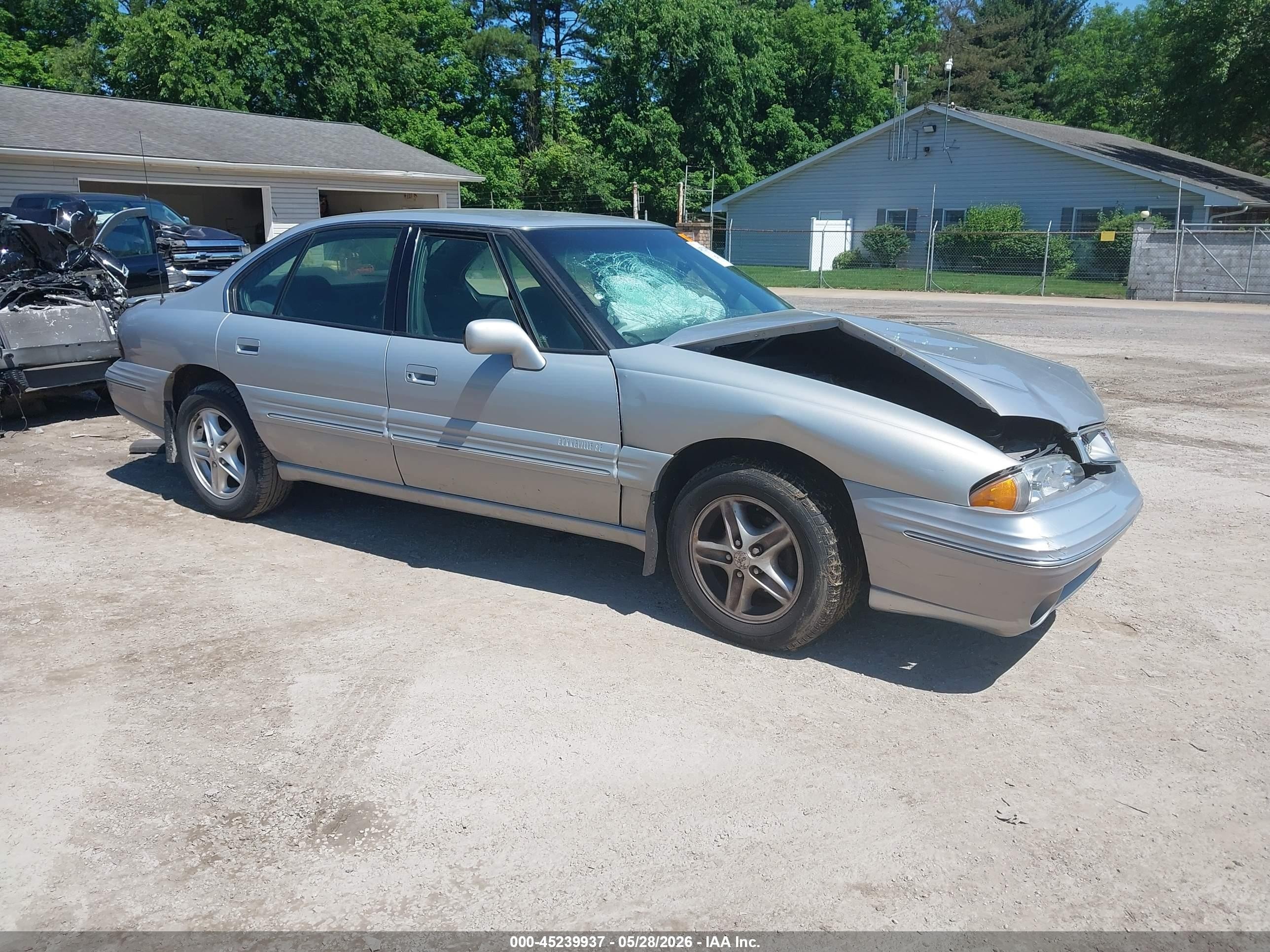 1998 Pontiac Bonneville SE, VIN 1G2HX52K9W4201413 — Front end
