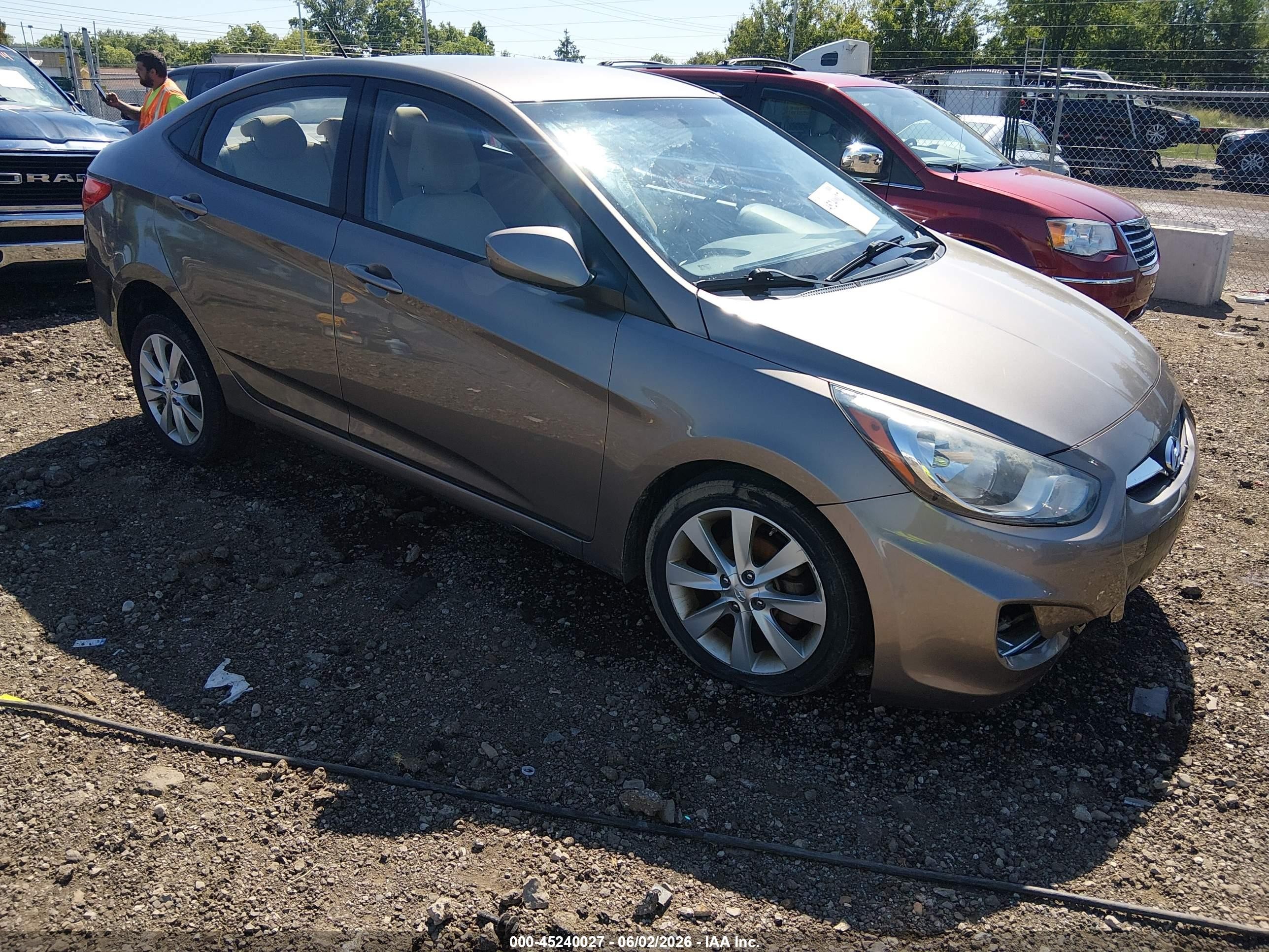 2013 Hyundai Accent GLS, VIN KMHCU4AE3DU577795 — Зад