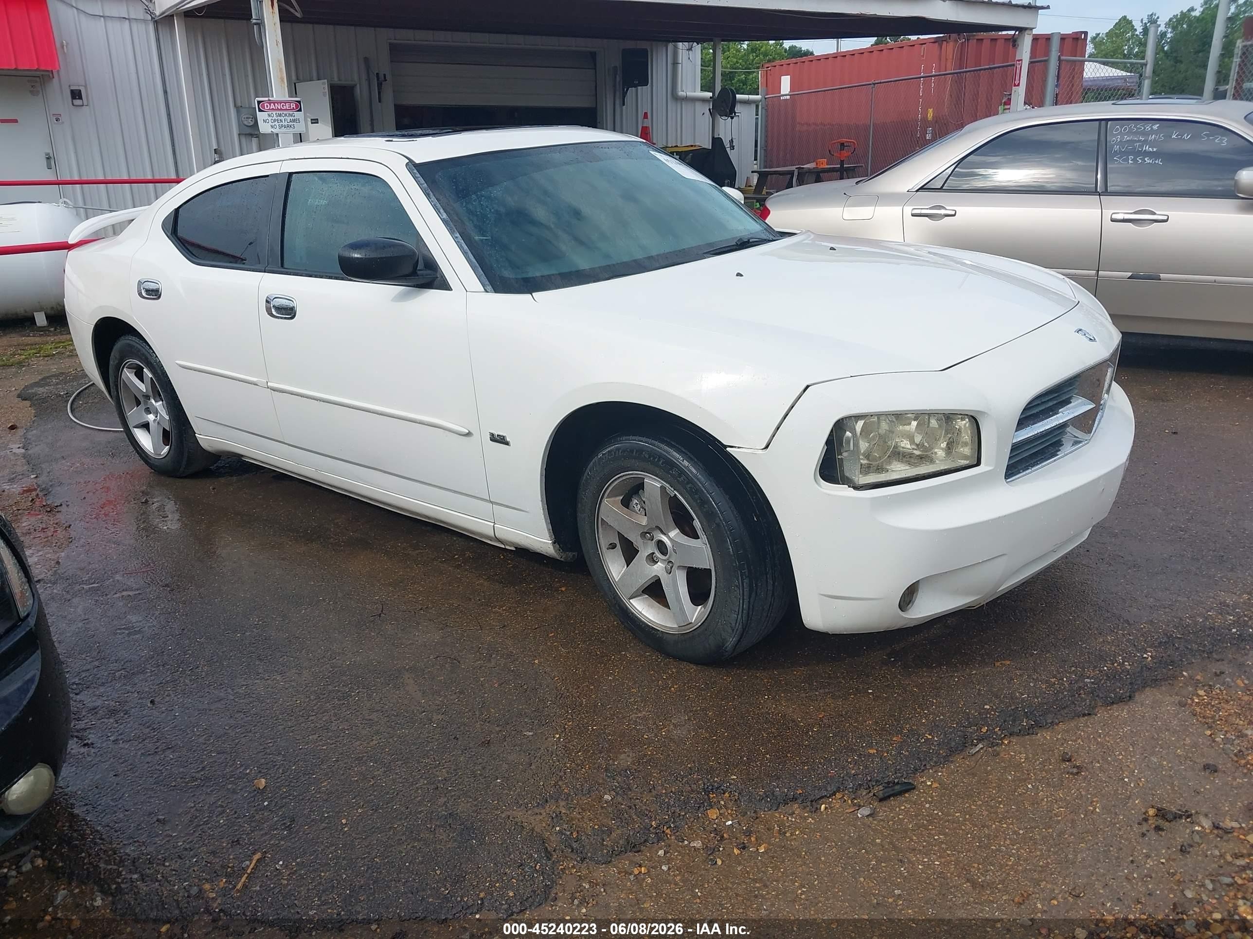 2010 Dodge Charger SXT, VIN 2B3CA3CV8AH123997 — Normal wear
