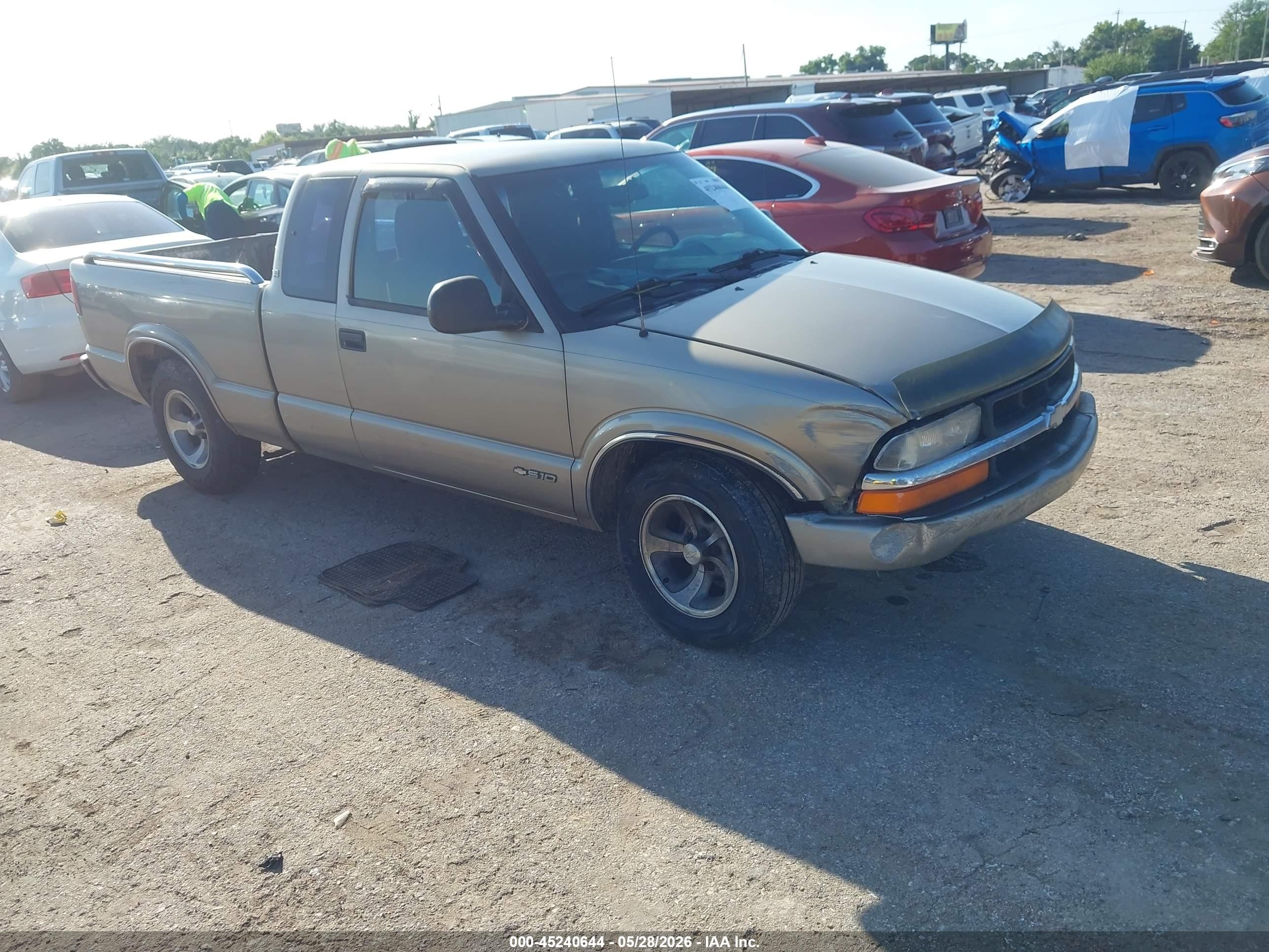 1998 Chevrolet S-10 LS, VIN 1GCCS19X6W8119923 — Front end