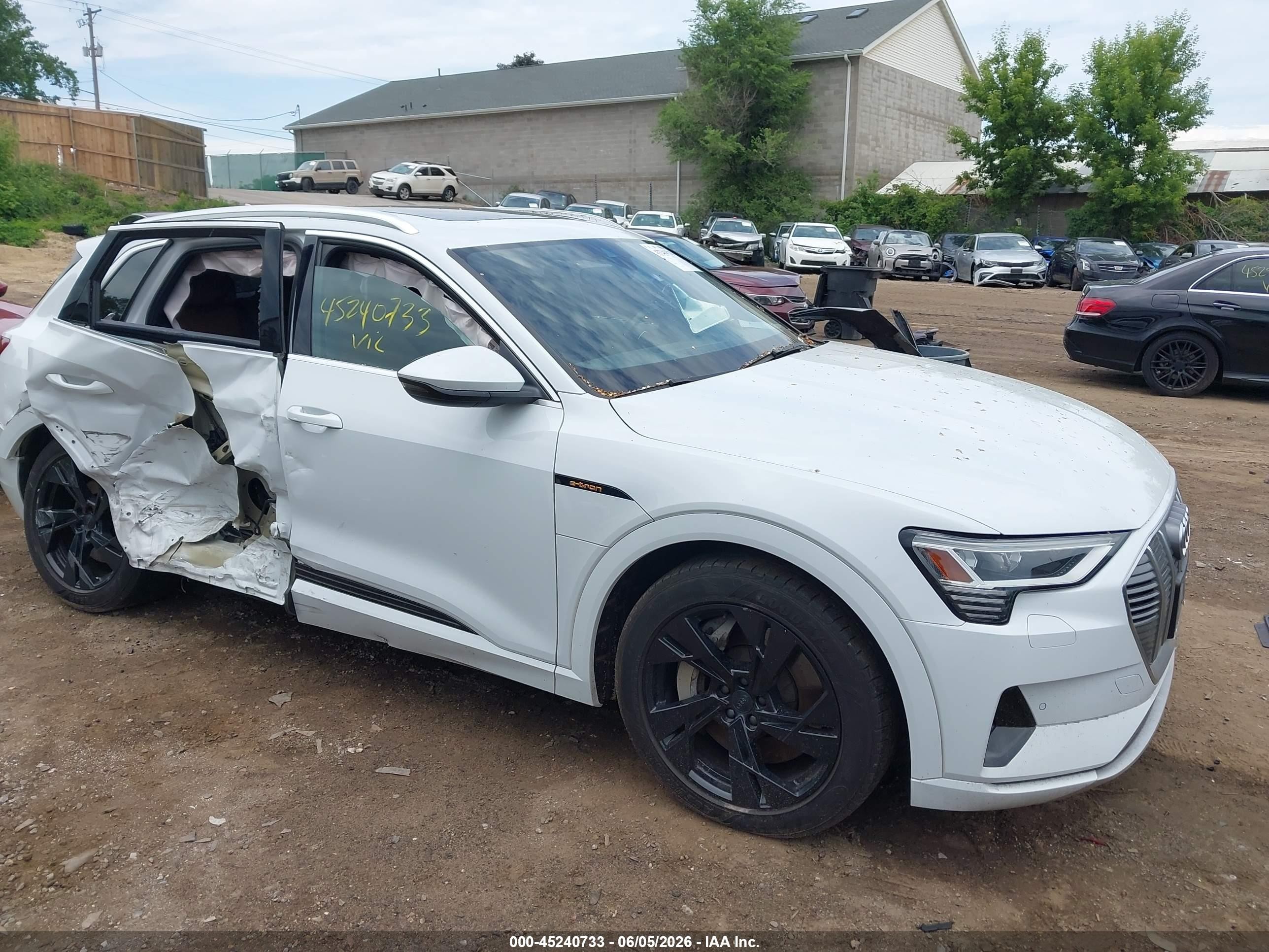 2021 Audi e-tron Premium, VIN WA1AAAGE1MB003034 — Side