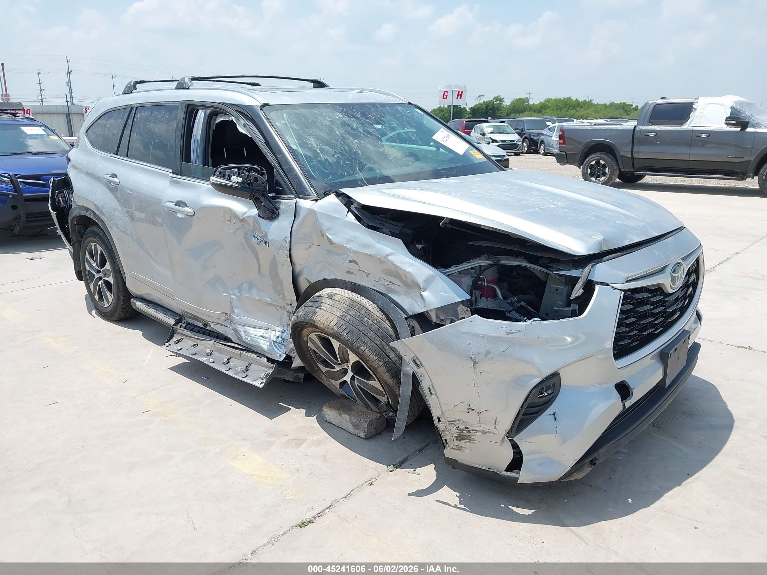 2021 Toyota Highlander Hybrid XLE, VIN 5TDGBRCH5MS534984 — Side