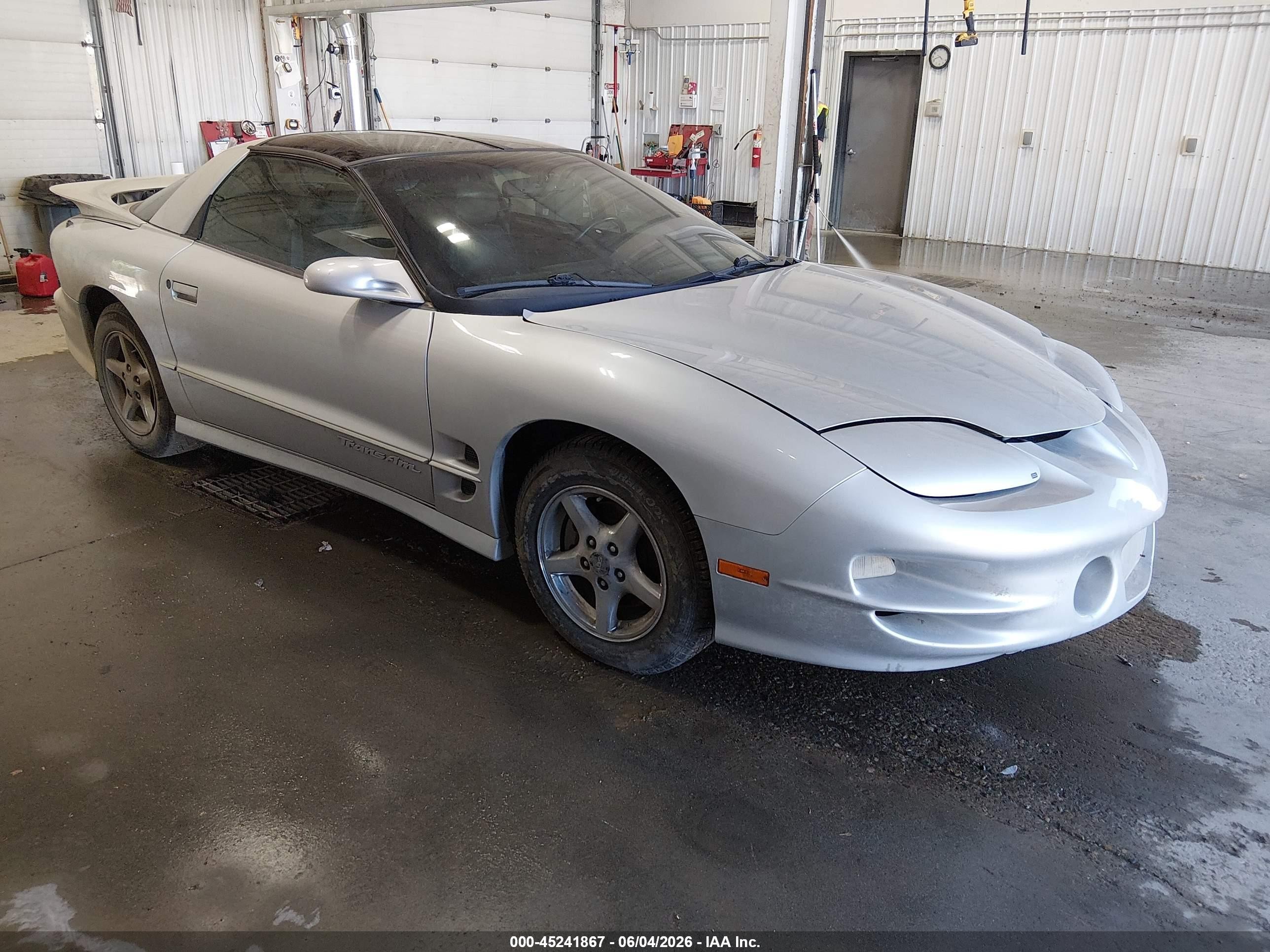 2000 Pontiac Firebird Formula, VIN 2G2FV22G3Y2149728 — Front end