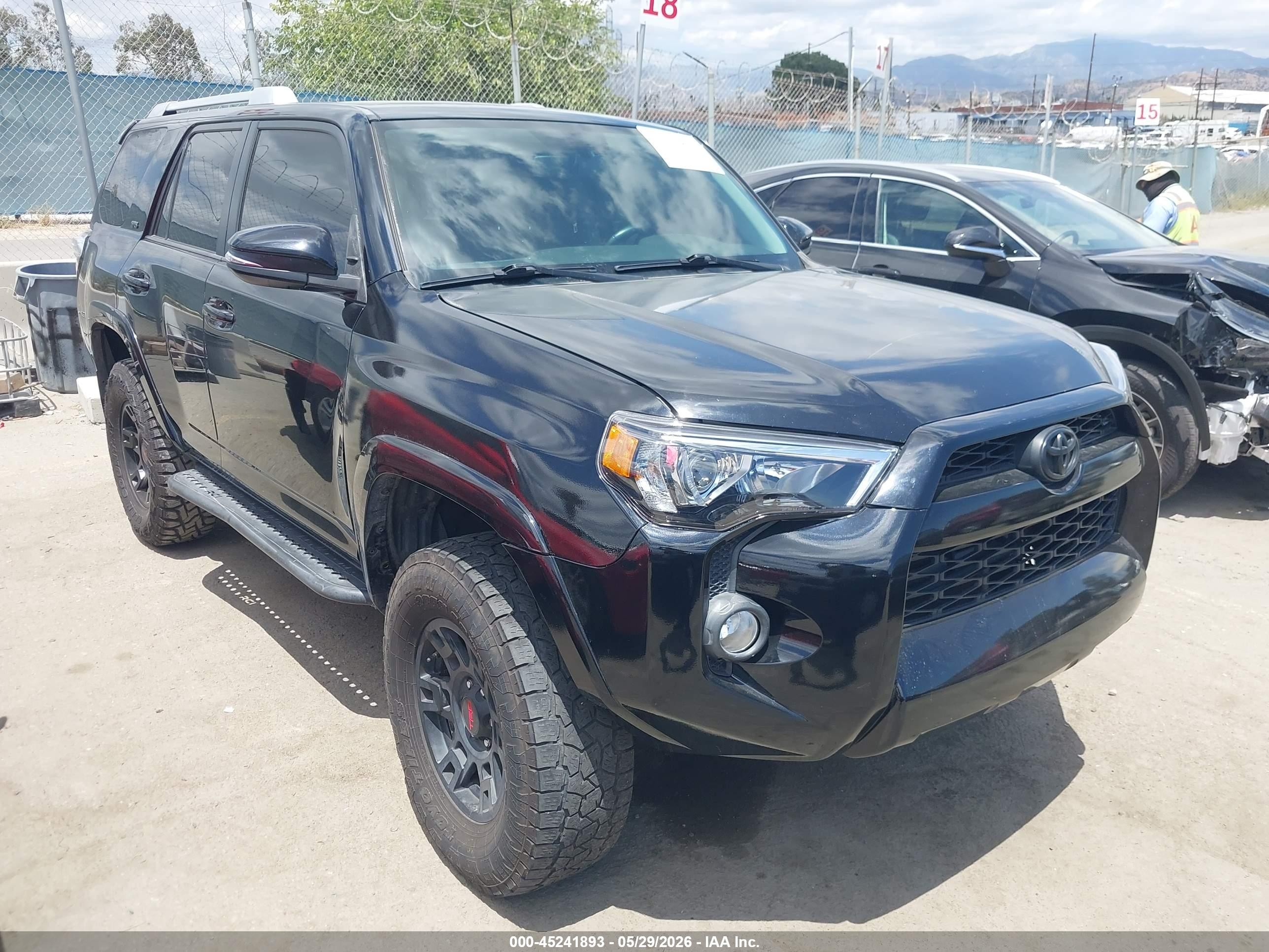 2018 Toyota 4Runner SR5 Premium, VIN JTEBU5JR2J5507215 — Rear end