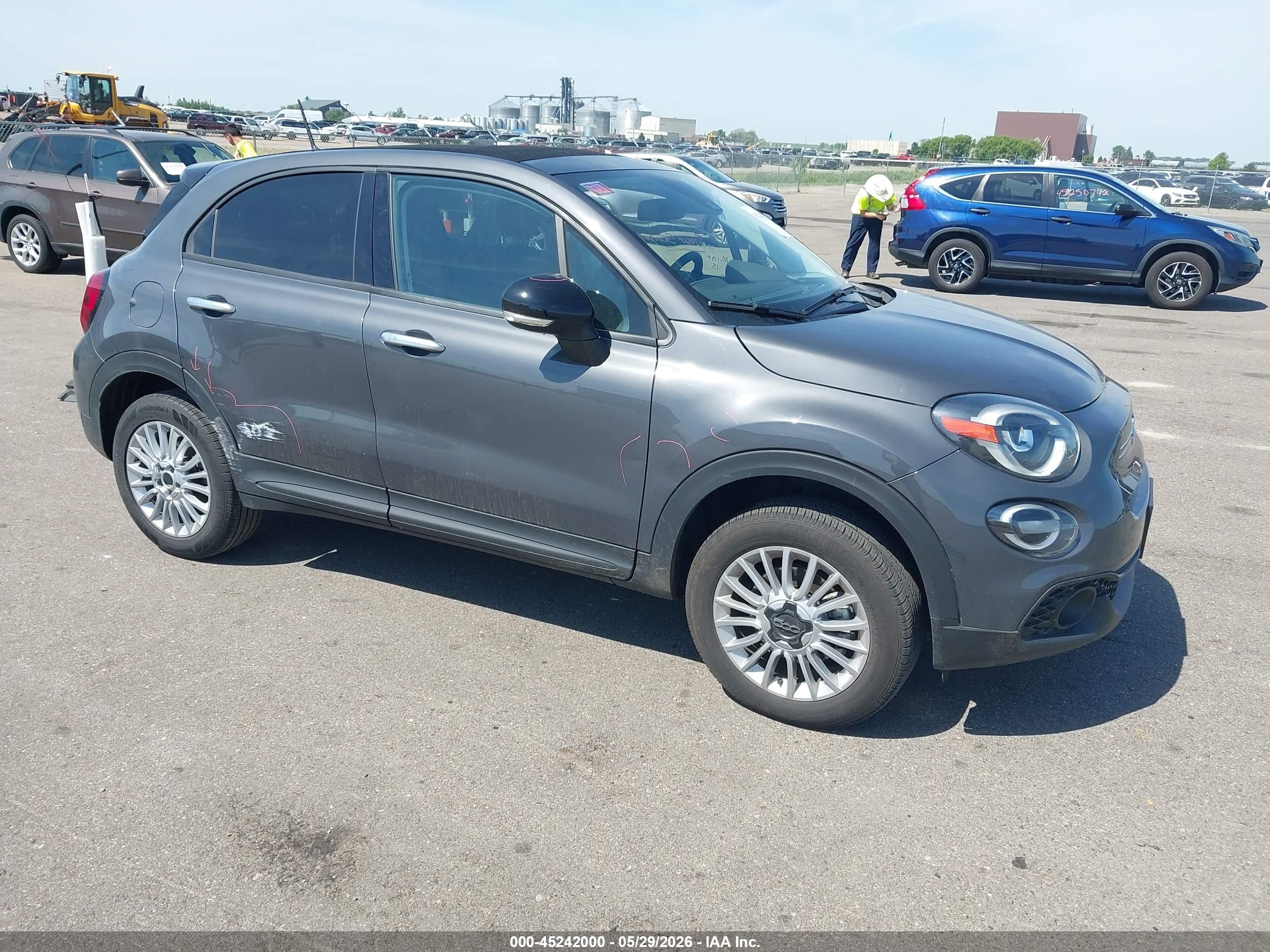2023 FIAT 500X Sport, VIN ZFBNF3B13PP989122 — Бок