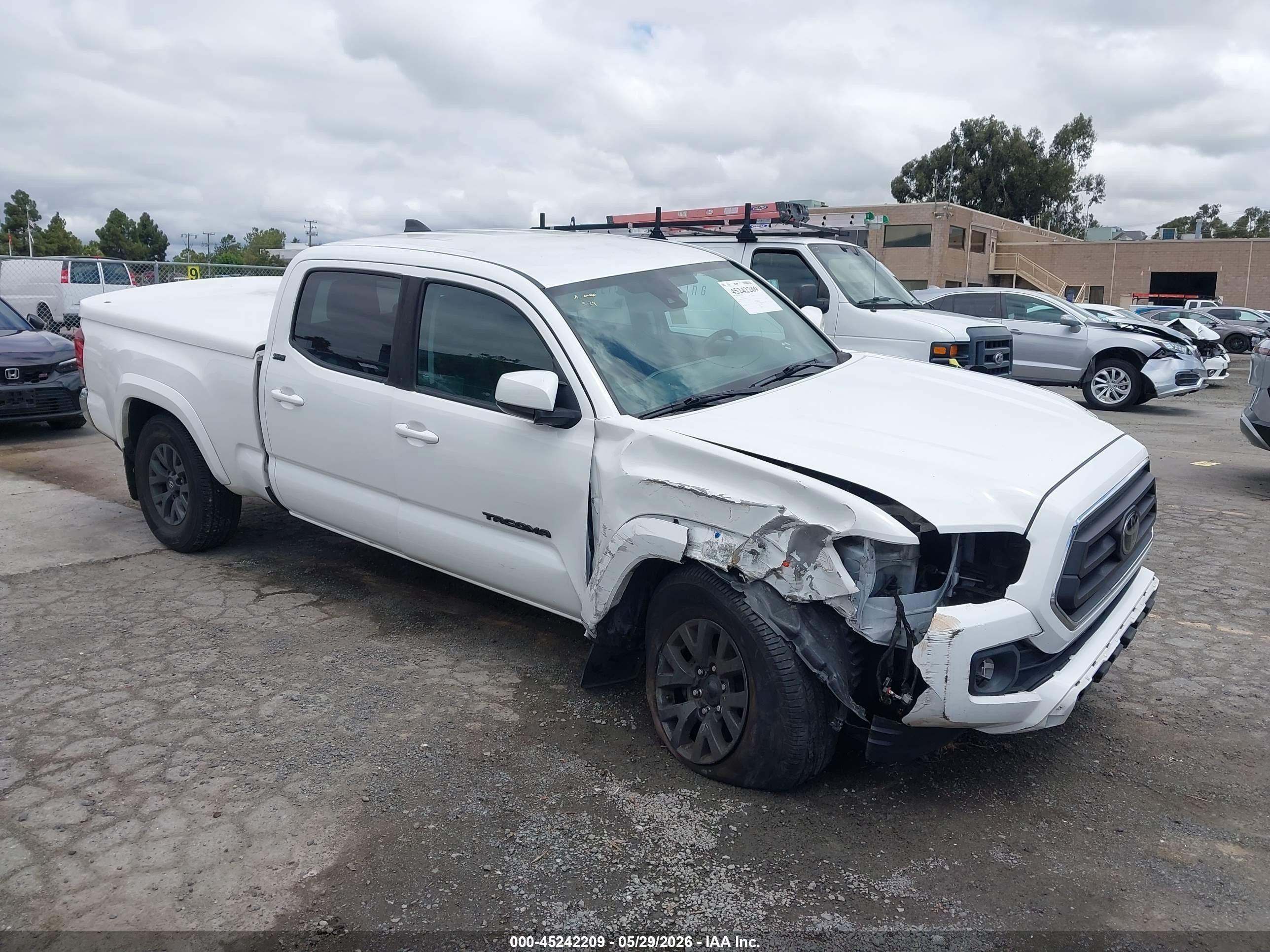 2021 Toyota Tacoma TRD Sport, VIN 3TMDZ5BN9MM116605 — Front end