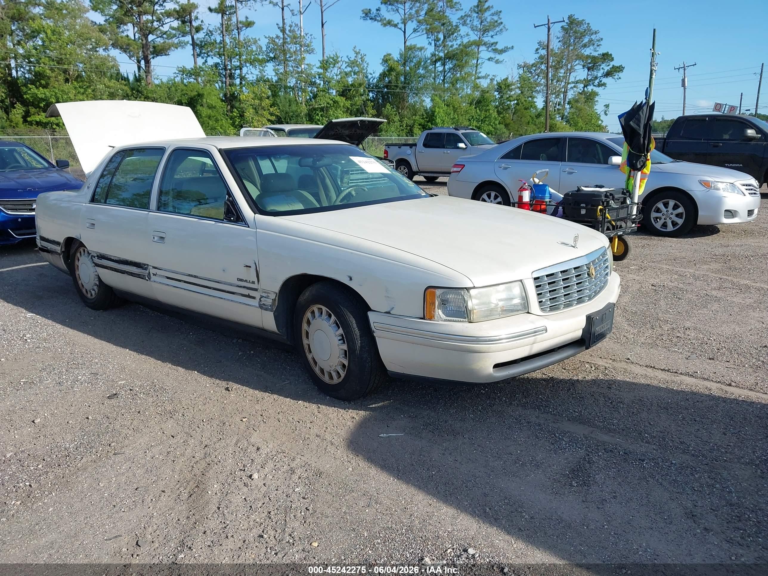 1998 Cadillac DeVille, VIN 1G6KD54Y2WU731902 — Normal wear