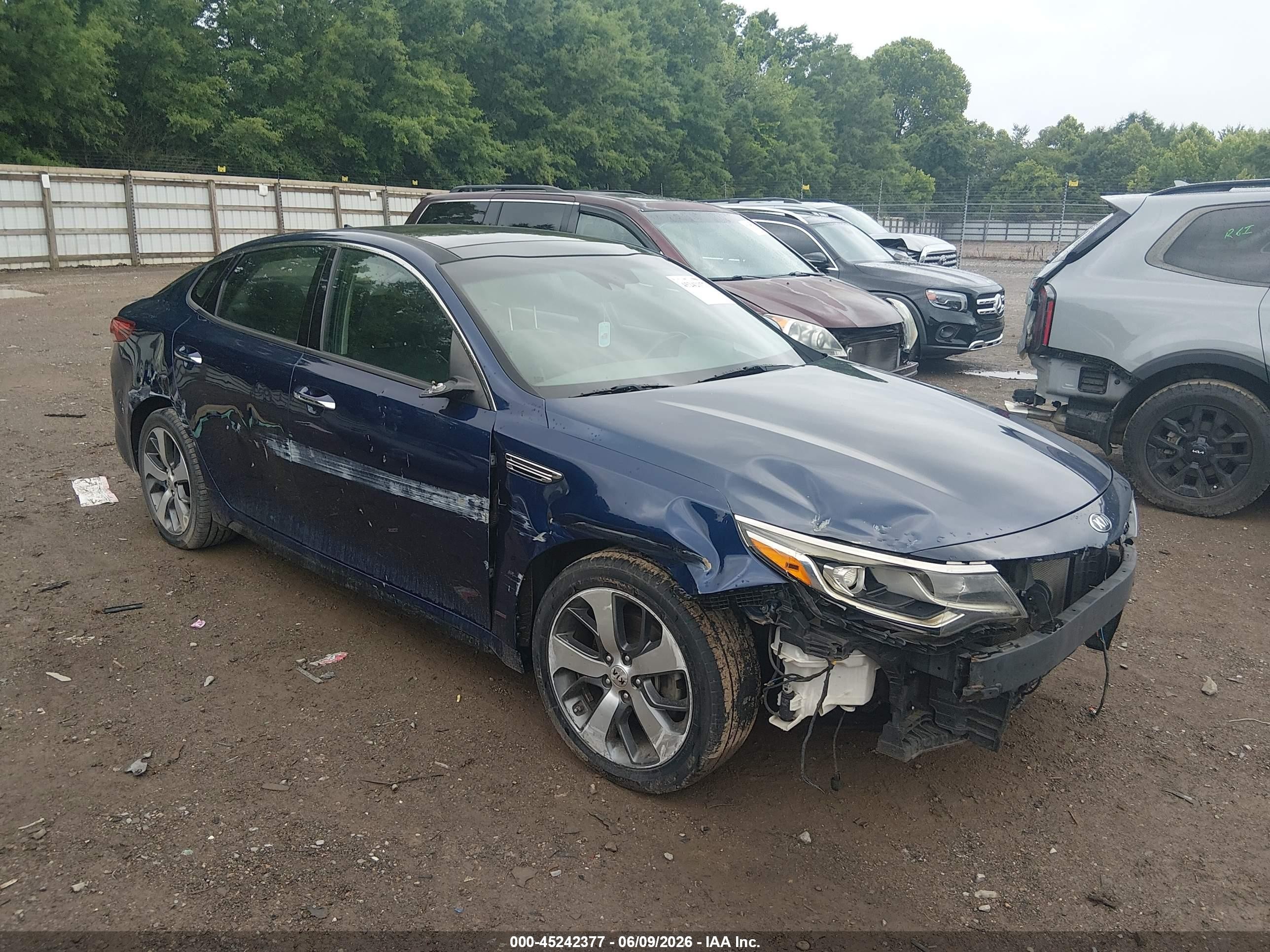 2019 Kia Optima S, VIN 5XXGT4L37KG369975 — Front end