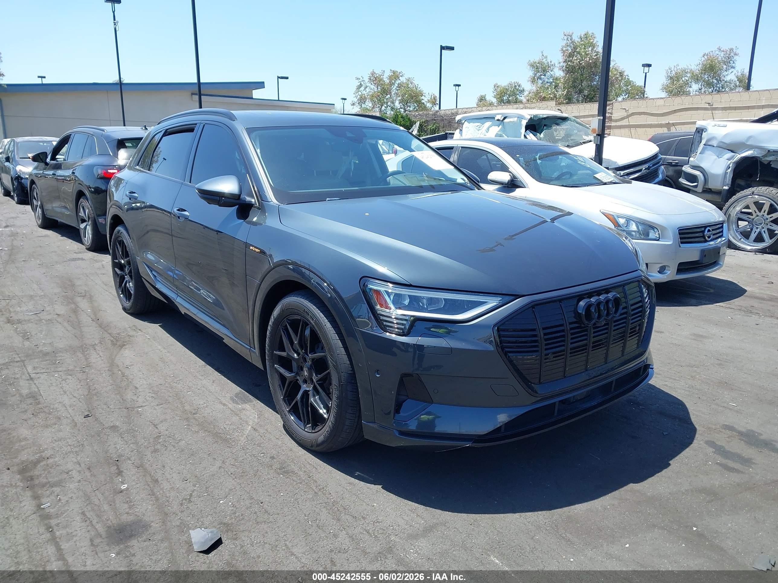 2019 Audi e-tron Premium Plus, VIN WA1LAAGE1KB015688 — Бок