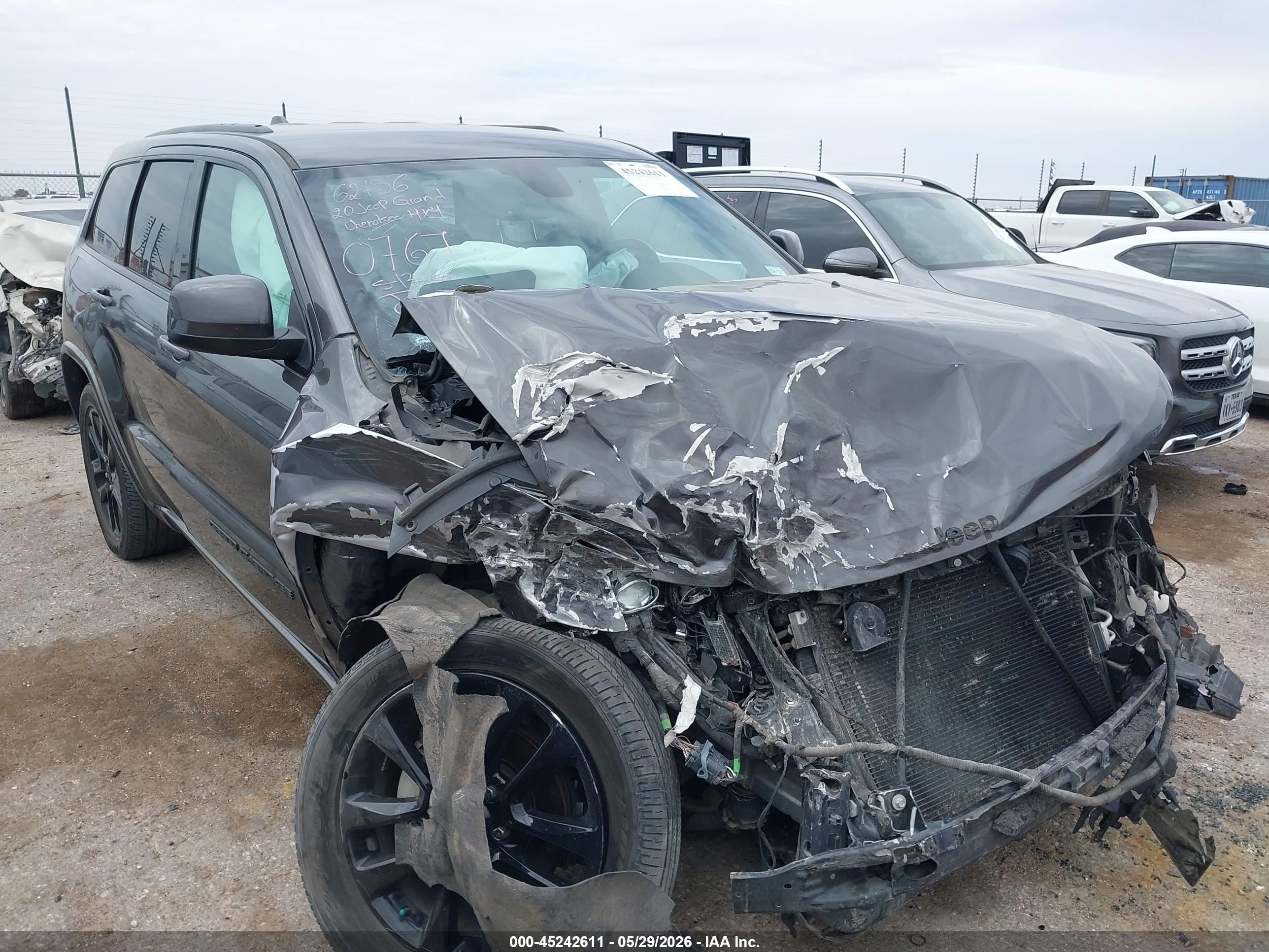 2020 Jeep Grand Cherokee Altitude, VIN 1C4RJFAG1LC400767 — Front end