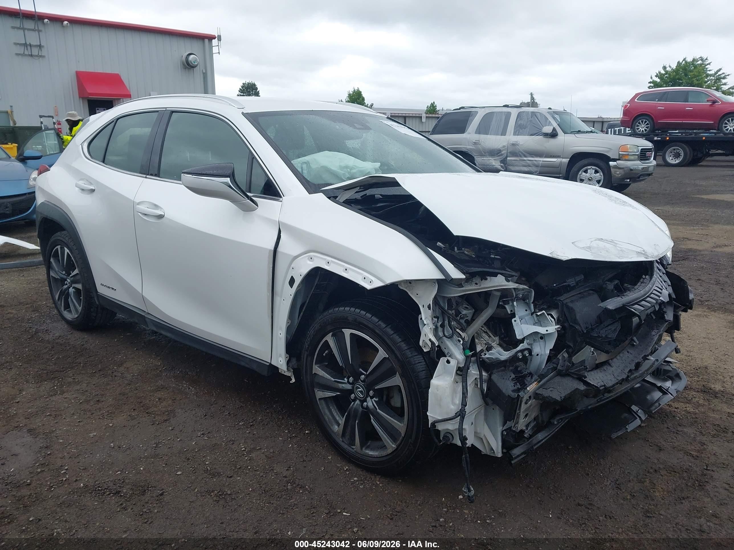 2020 Lexus UX 250h, VIN JTHX9JBH0L2033360 — Перед