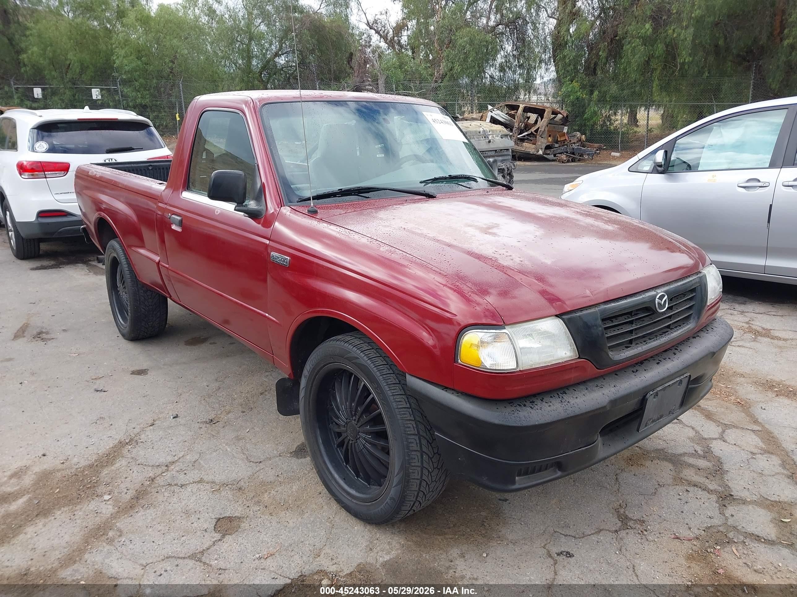 2000 Mazda B-Series SX, VIN 4F4YR12C2YTM35321 — Side